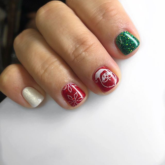 Some Christmas spirit for your feed 🎅🏼🎄❄️ &bull;
&bull;
&bull;
So excited I got to use @luxapolish limited edition gel polish in &ldquo;mistletoe&rdquo;
Save $$$ with code 𝚂𝚃𝙴𝙵𝚈𝙺𝙰𝚈𝚈
&bull;
&bull;
#stefykayynails 
Follow @theglittercartel 