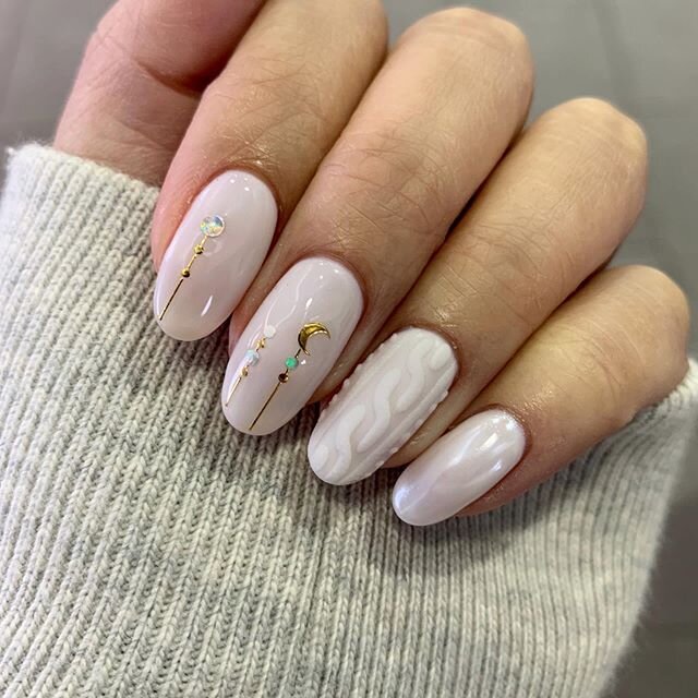 I&rsquo;d have to say my clients take the best nailfies and it truly makes my day💖
&bull;
&bull;
Shoutout to @thenailritual for bringing me these @thenamie nail stickers from Japan 🥰
&bull;
@opi funny bunny (a great sheer/ milky white) 
@daily_char