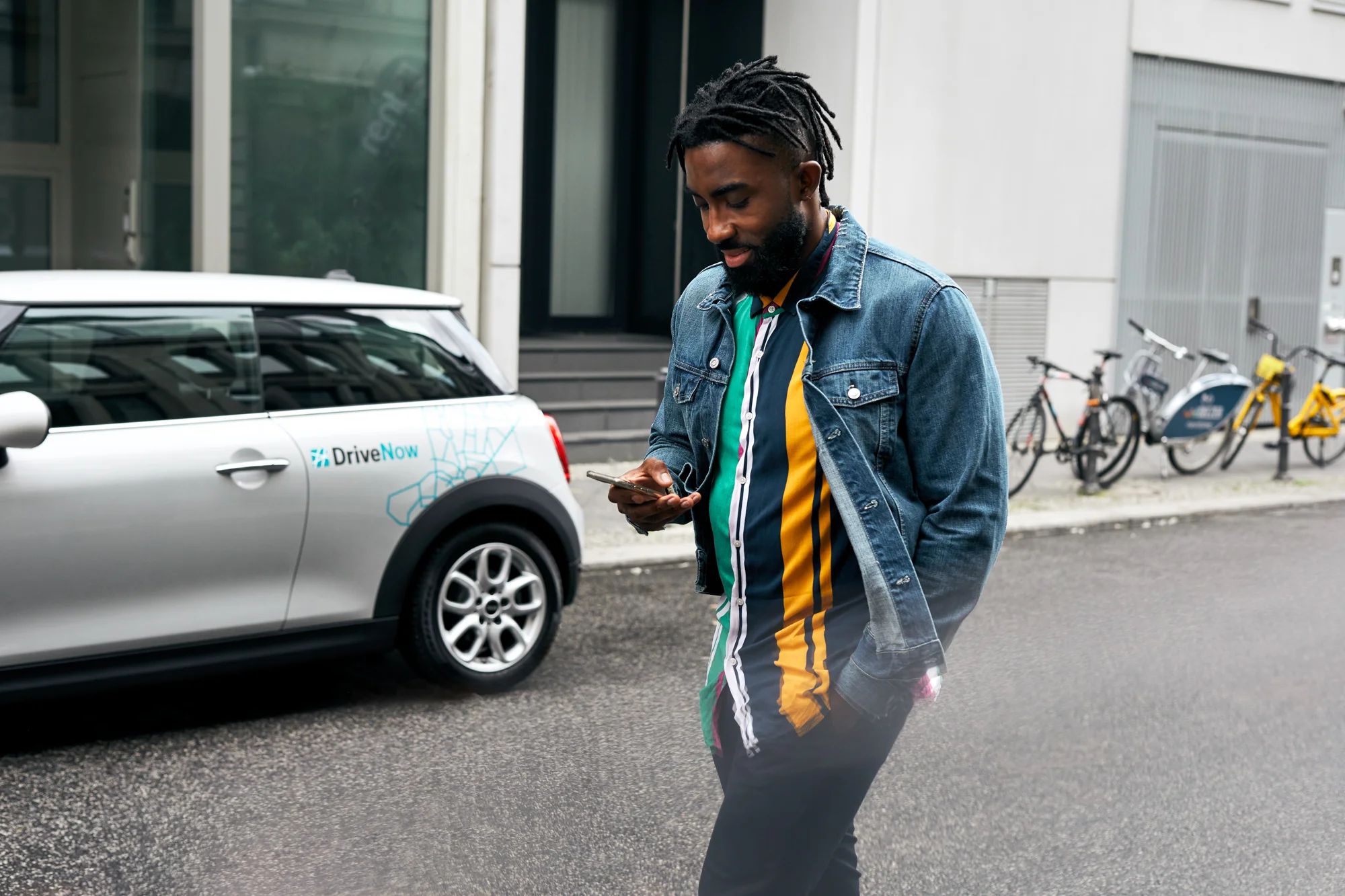 DriveNow_Lifestyle_MINI_3_Door_02.jpg