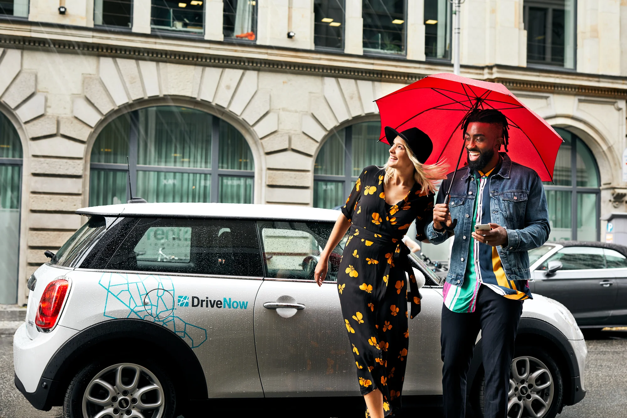 DriveNow_Lifestyle_MINI_3_Door_Rain_03.jpg