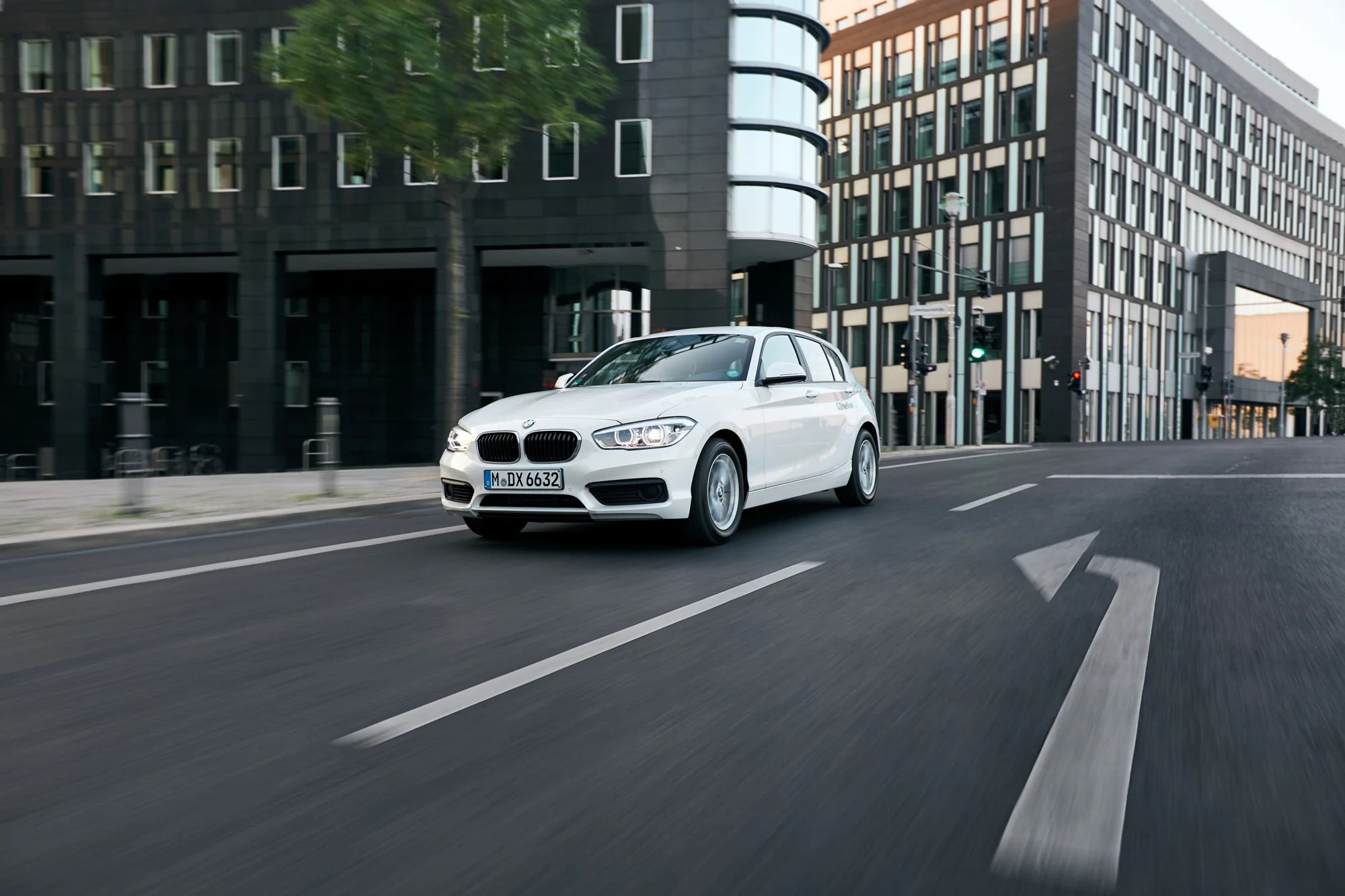 DriveNow_Lifestyle_BMW_1series_Driving.jpg