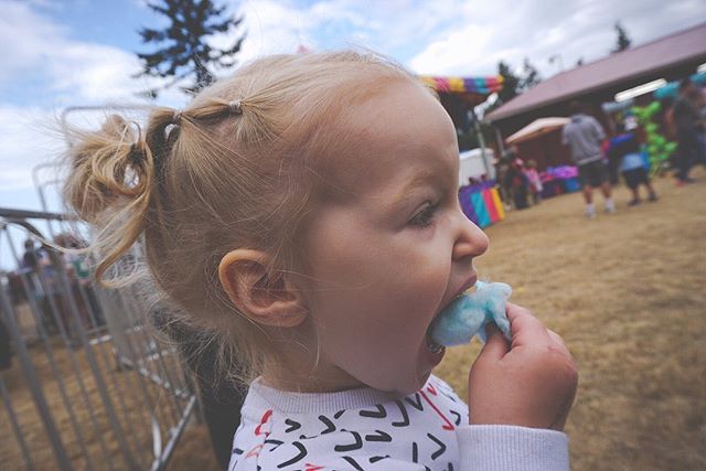 First time eating cotton candy 🍬 🎡 📸 : @brittjenckes