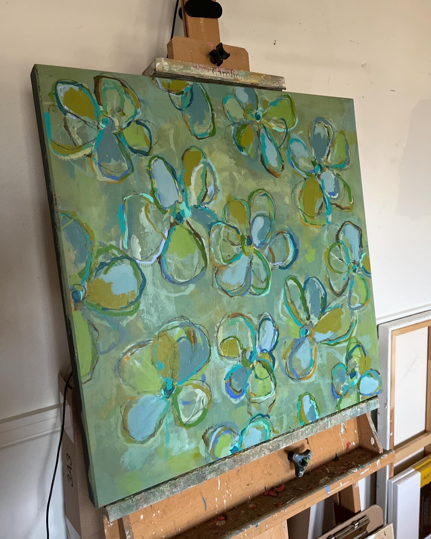 New work in progress! I&rsquo;m pretty pleased with this one!!
#abstractflowers #newpainting #wip #moodyart #acrylic #wallart #blueart #greenart #homedecor #livingroomdecor #bedroomdecor #squarepainting