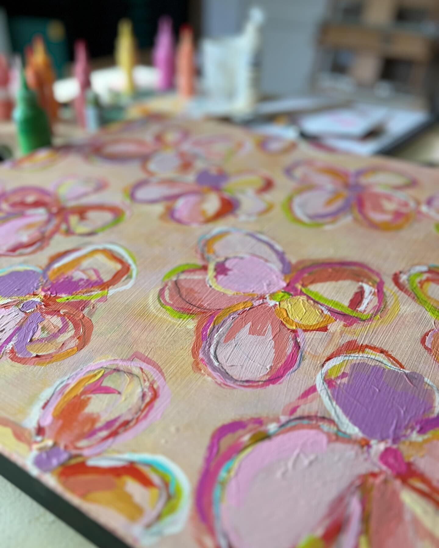 I had so much fun painting the blue/green flowers I just had to try another one in a different color. This pinky/peachy version is so sweet and has a bold punch of girly glam. I&rsquo;m not sure which one I love more!!
#abstractflowers #pink #peachy 