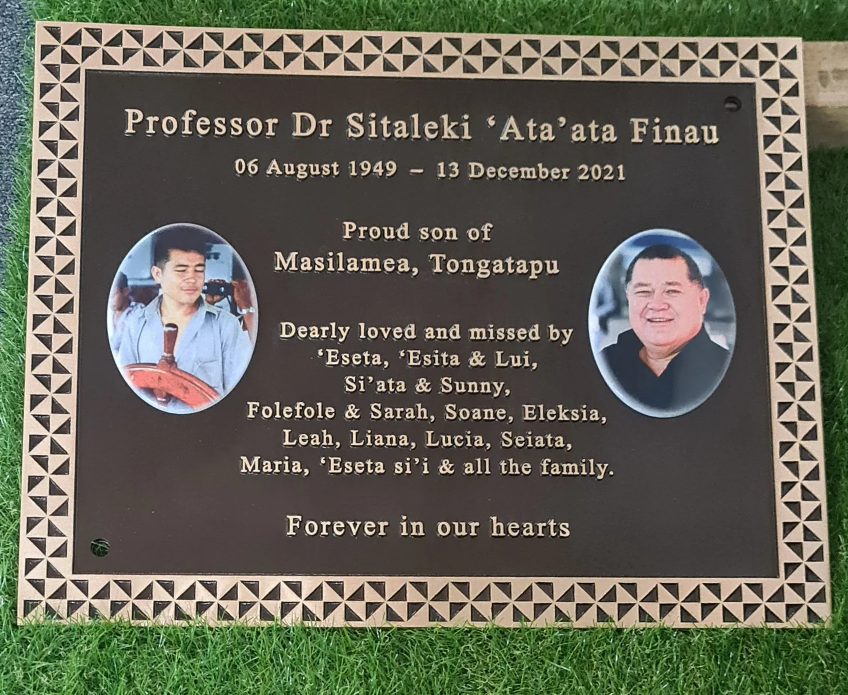 Dr Finau Bronze Plaque.jpg