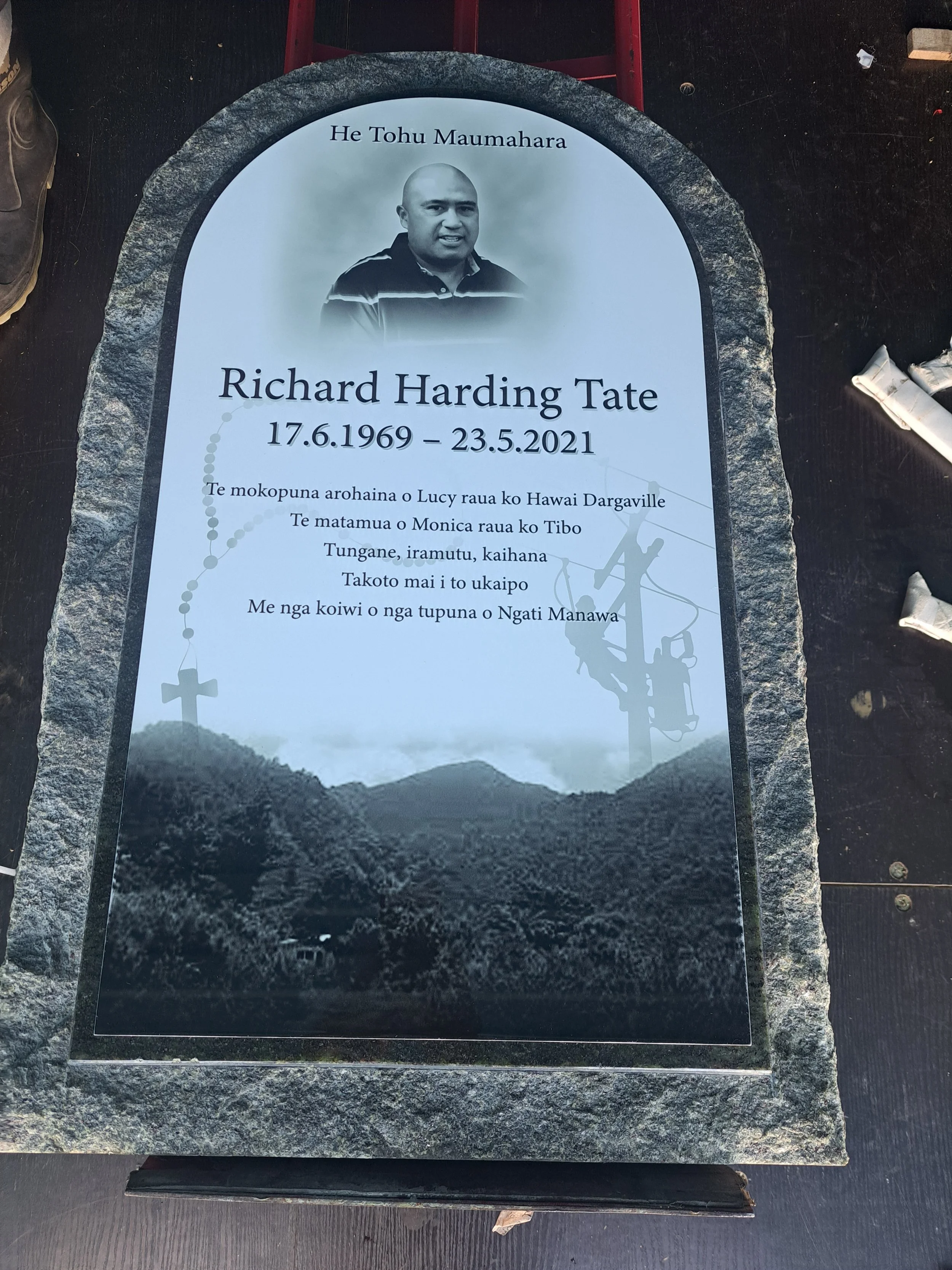 Rough edge tablet headstone with Enviromax Plaque.jpg