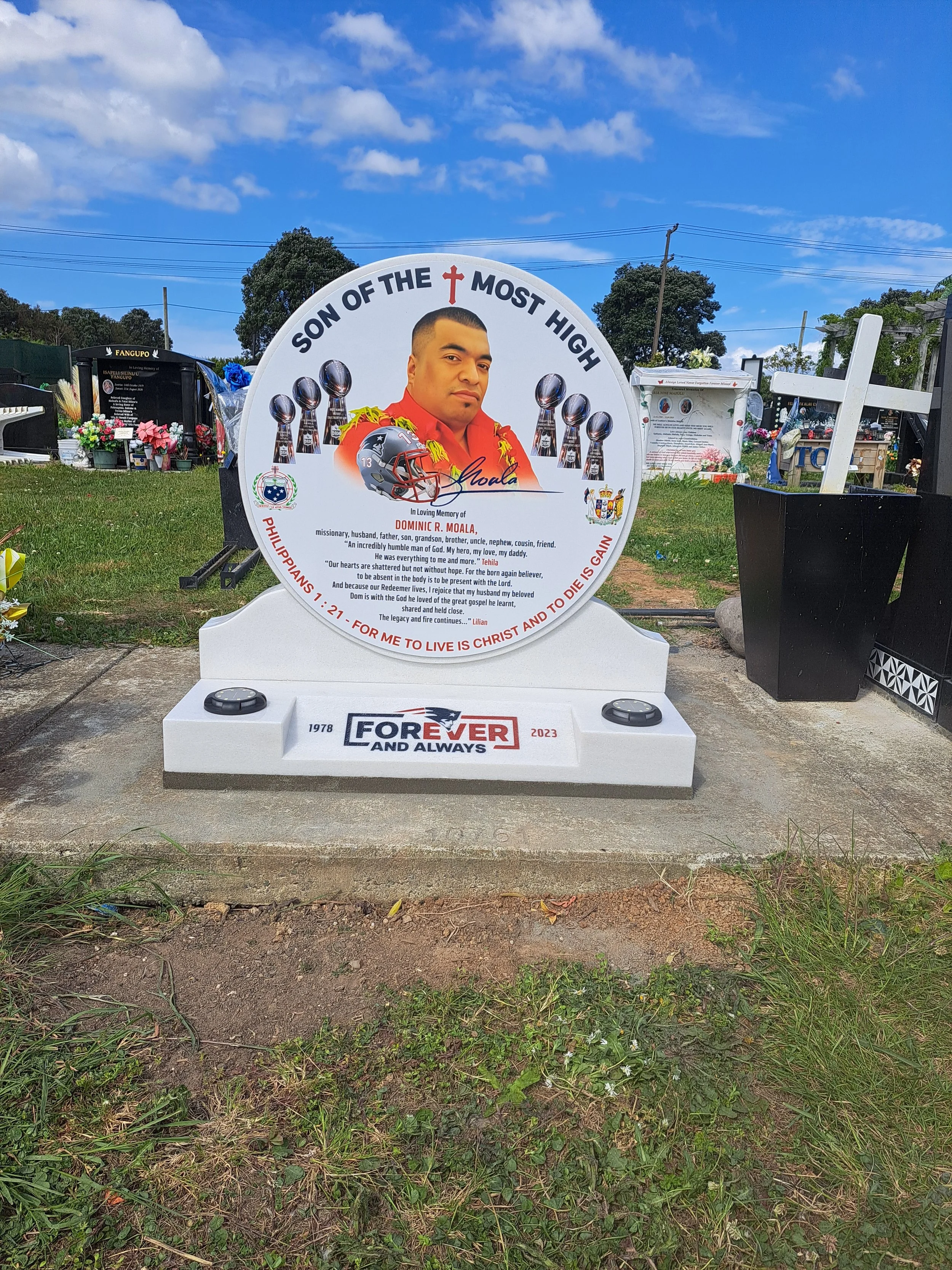 White round memorial Crystal.jpg