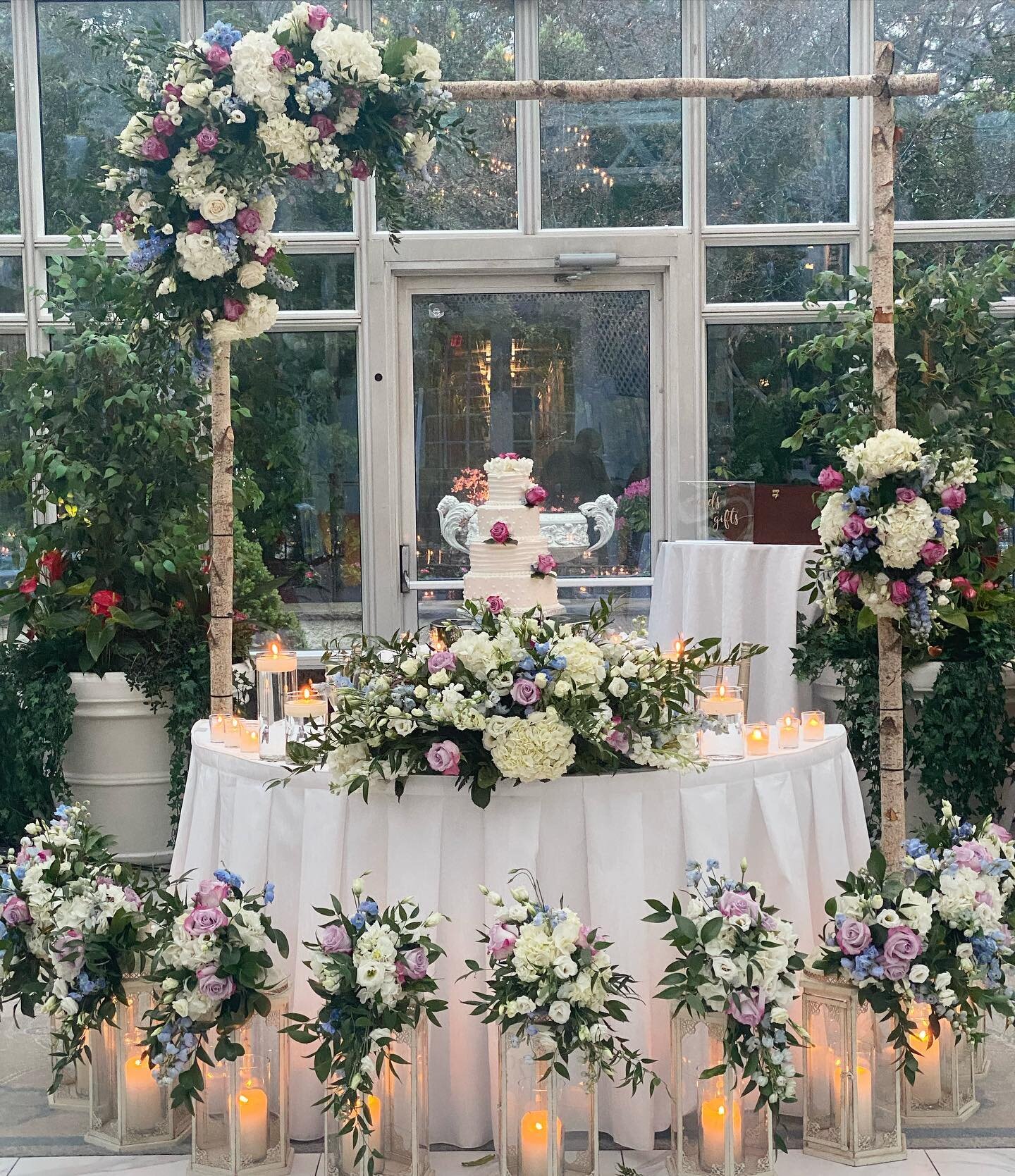 Sweetheart table✨

Coordinators: @emily_storytellerstudiosnj &amp; @laura_storytellerstudiosnj 
Venue: @the_madison_hotel
Photography: @garyflomphotography
Florist: @conroysflorist 
DJ, live music : @elegantmusicgroup 
Make up/ hair: @laurenberlinger
