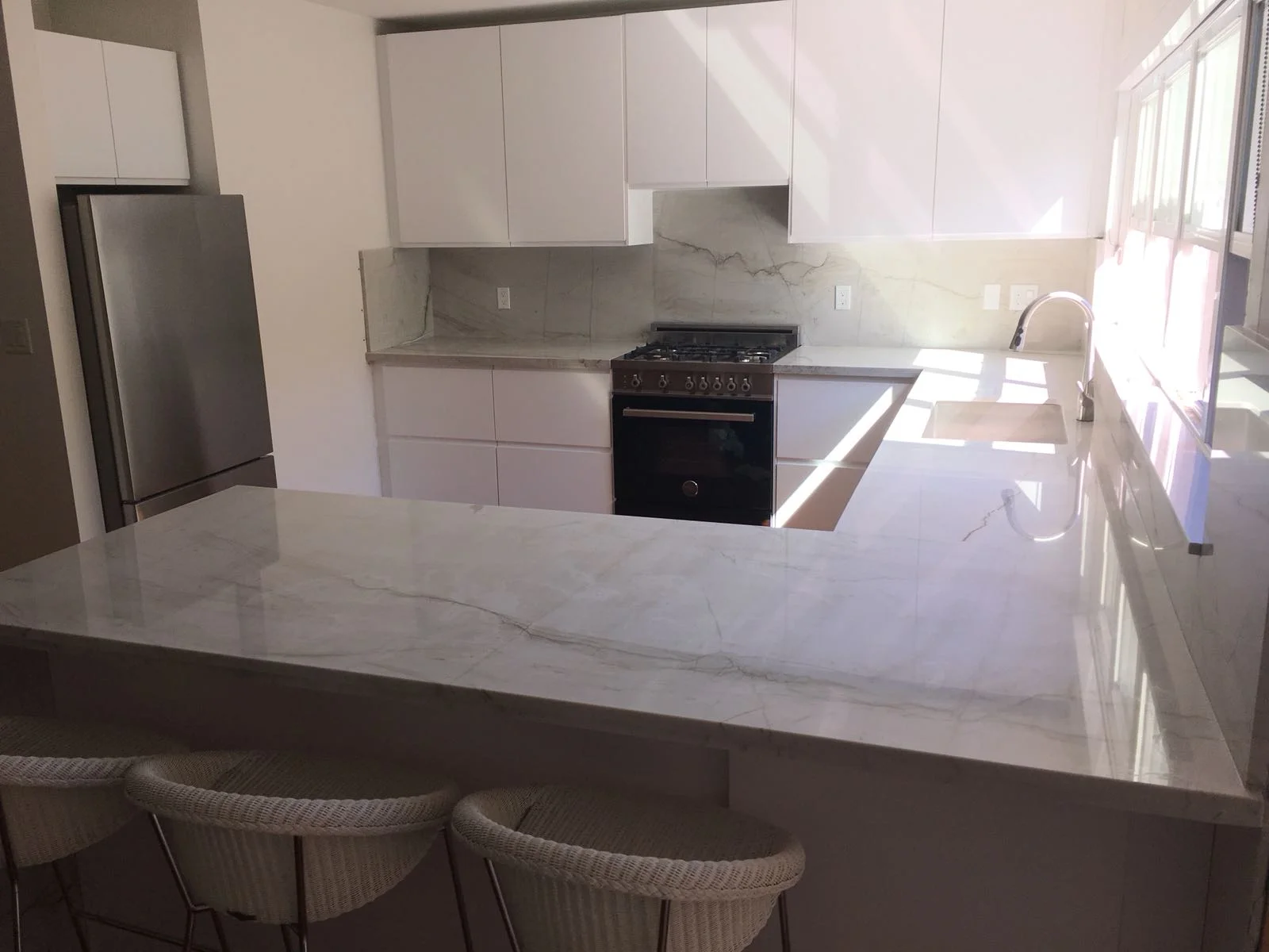  Quartzite (natural stone) is used in this kitchen’s countertops, peninsula and high backsplash 