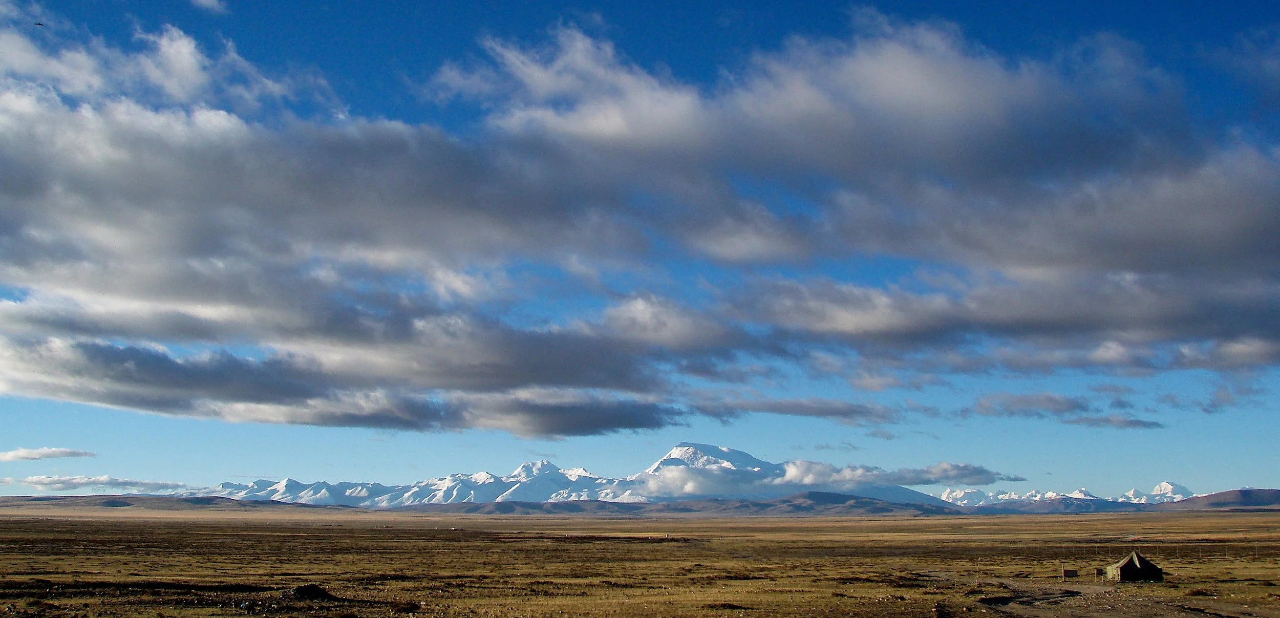 The plane of Burang and the Gurla Mandata massif