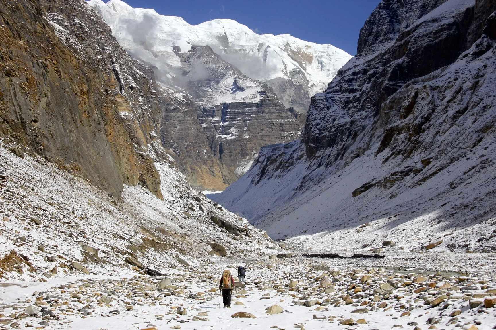 Approaching the main Dhaulagiri glacier. The white ridge in front of us is the west ridge of Dhaulagiri II. The main mountain,Dhaulagiri I, is on the right side. The recent snowfall made the scenery quite spectacular!