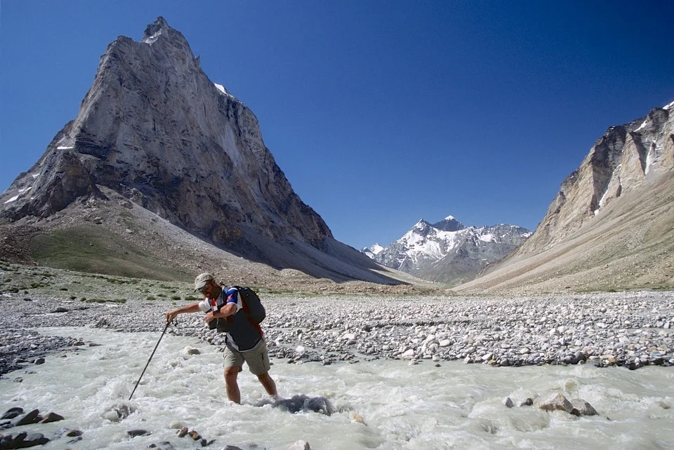 On the way to Lakung, descent from Shingo La with Mt. Guburajon 5, 320m behind