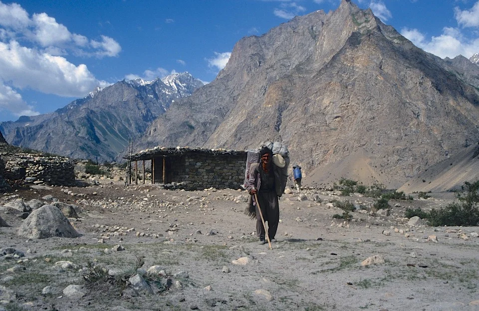 On Day 14 we hiked from Daltsampa camp at 4,300m to the village of Hushe at 3,050m. It was a dry and hot walk though green fields near Hushe. We had our last view of the Masherbrum behind. On this trek we walked total distance 115km and ascended 3,450m.
