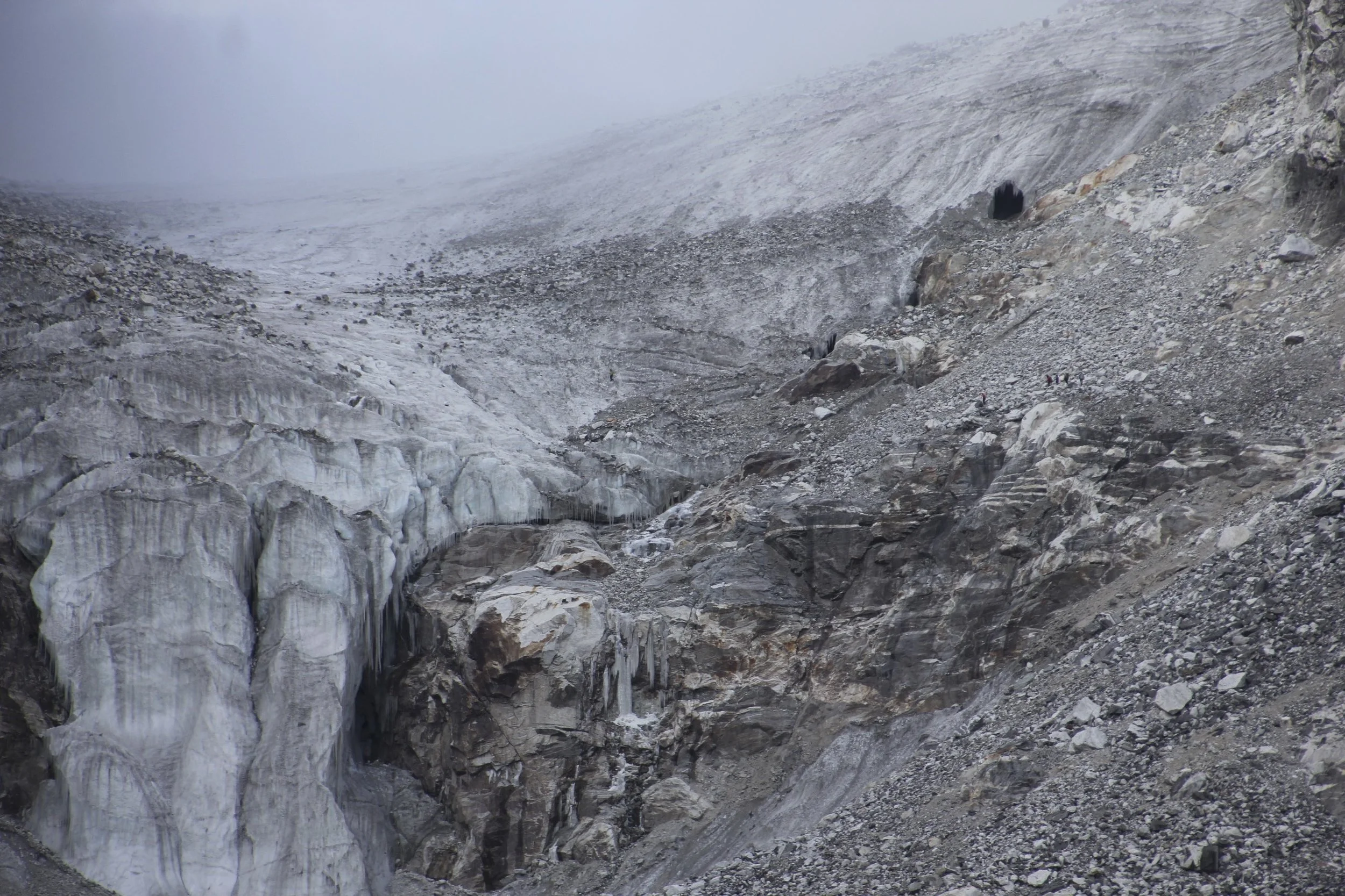 Scouting the route trough the Tilman Pass. We were lucky with the right weather conditions. For the sense of scale, spot the people on the right above the rock shelf.