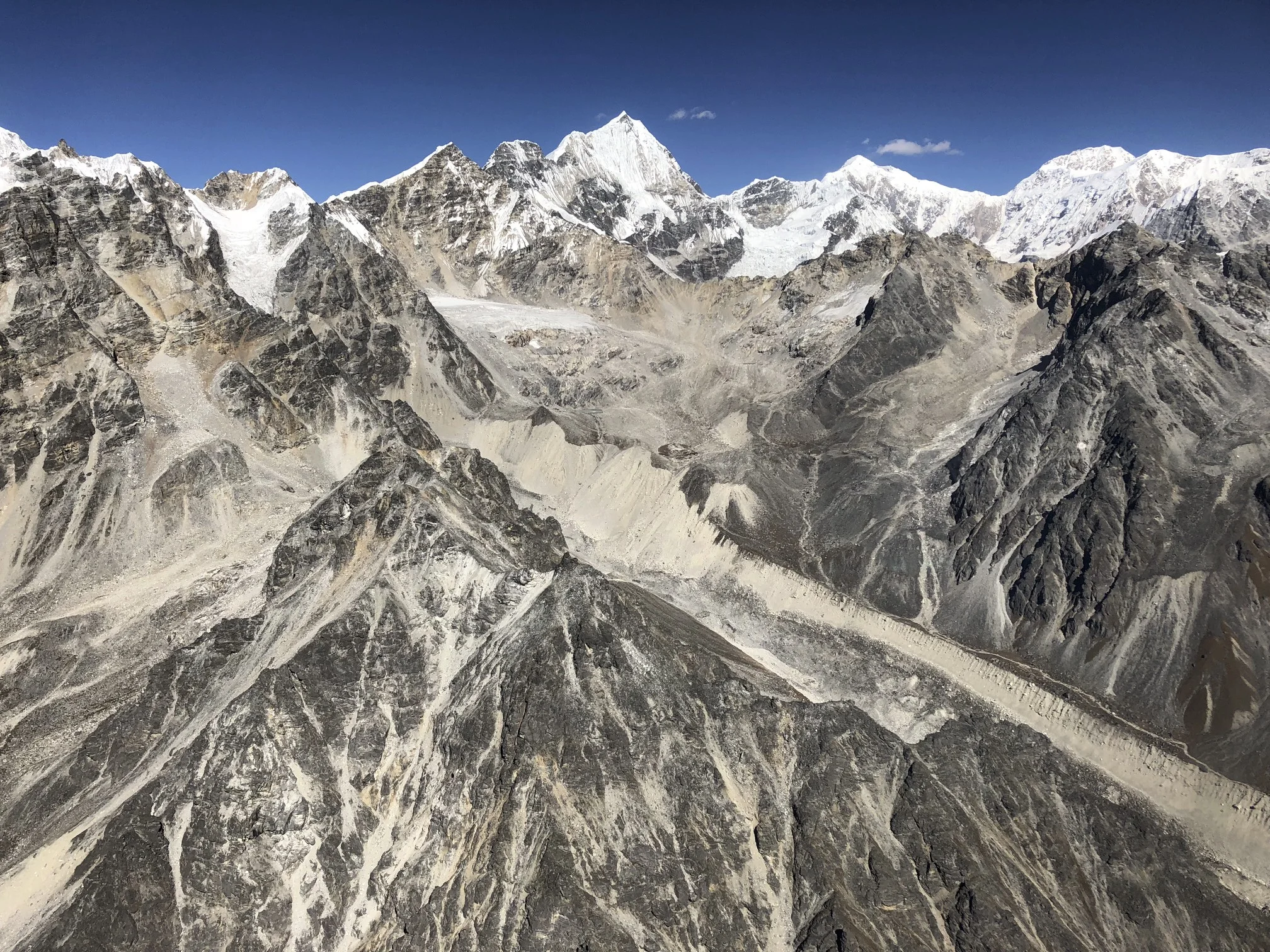 The point peak is Kyunggari 6,599 and the one on the horizon is Lantang Ri.