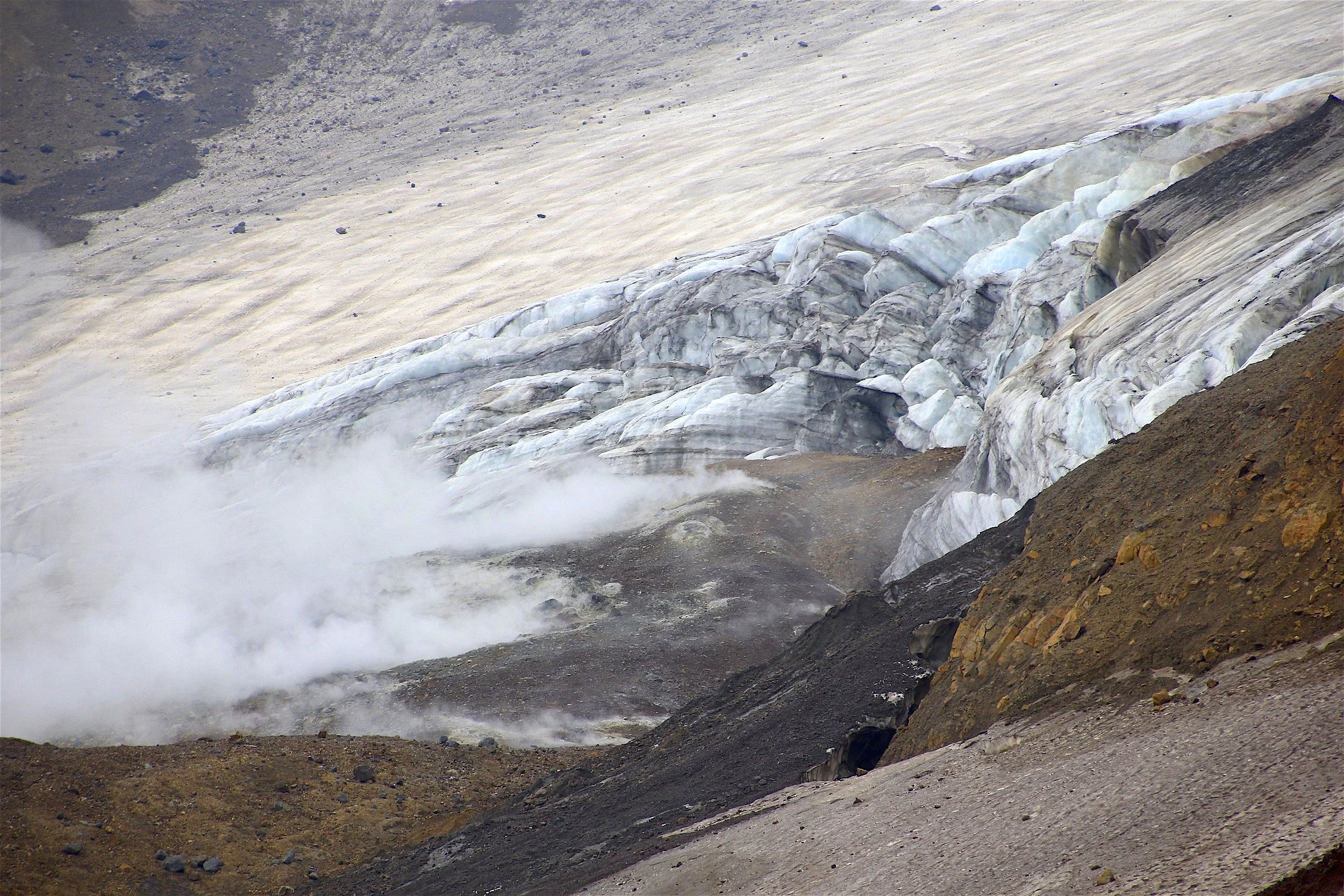 The glacier and the edge of the fumarole filed.