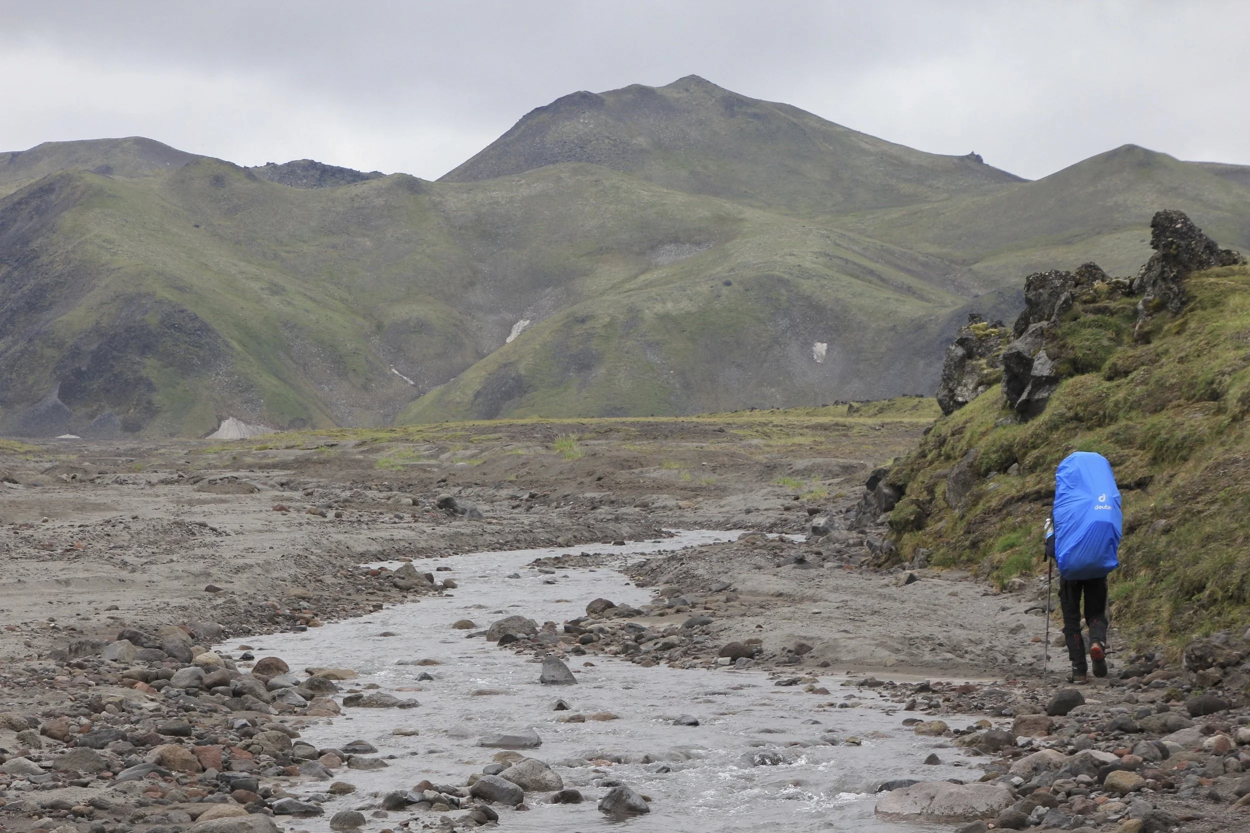 Ahead is the small mountain pass we need to cross to get to the base of the Bezimienny Volcano.