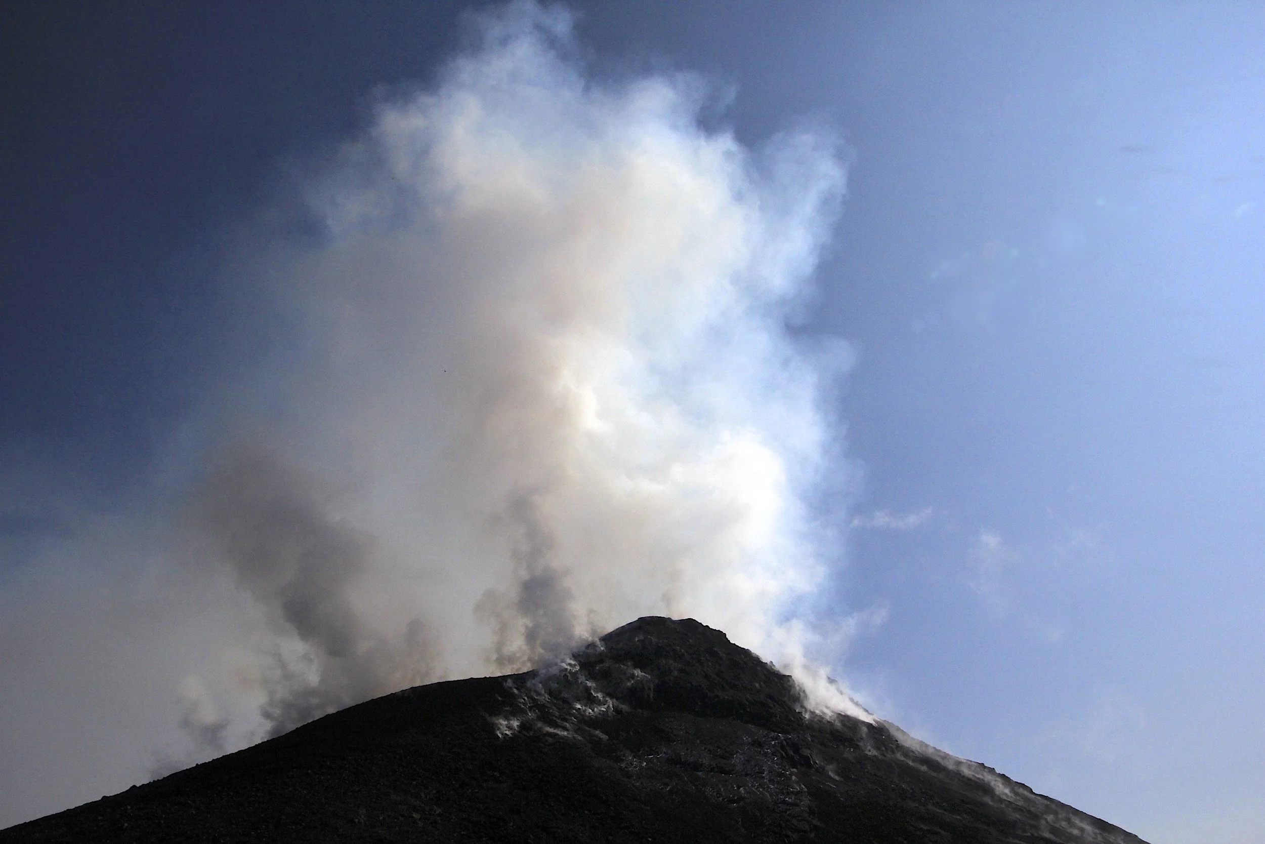 The upper part of the active crater of Bezimienny.