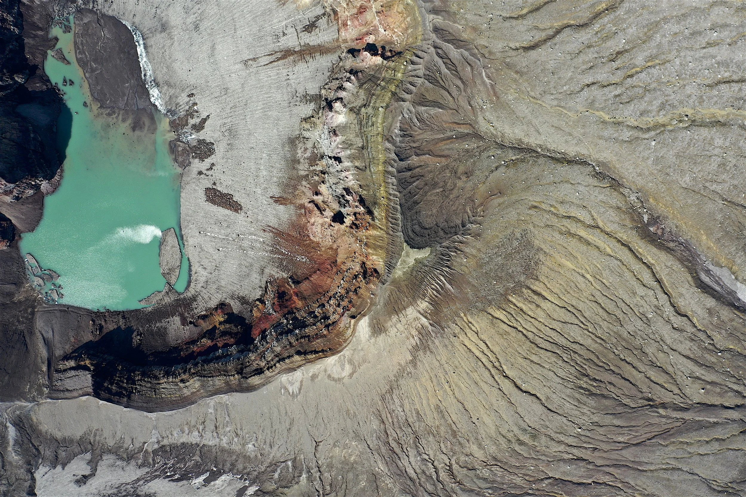 The edge of the crater and the beautiful volcanic lake. Photo by Evgeny Androssov.