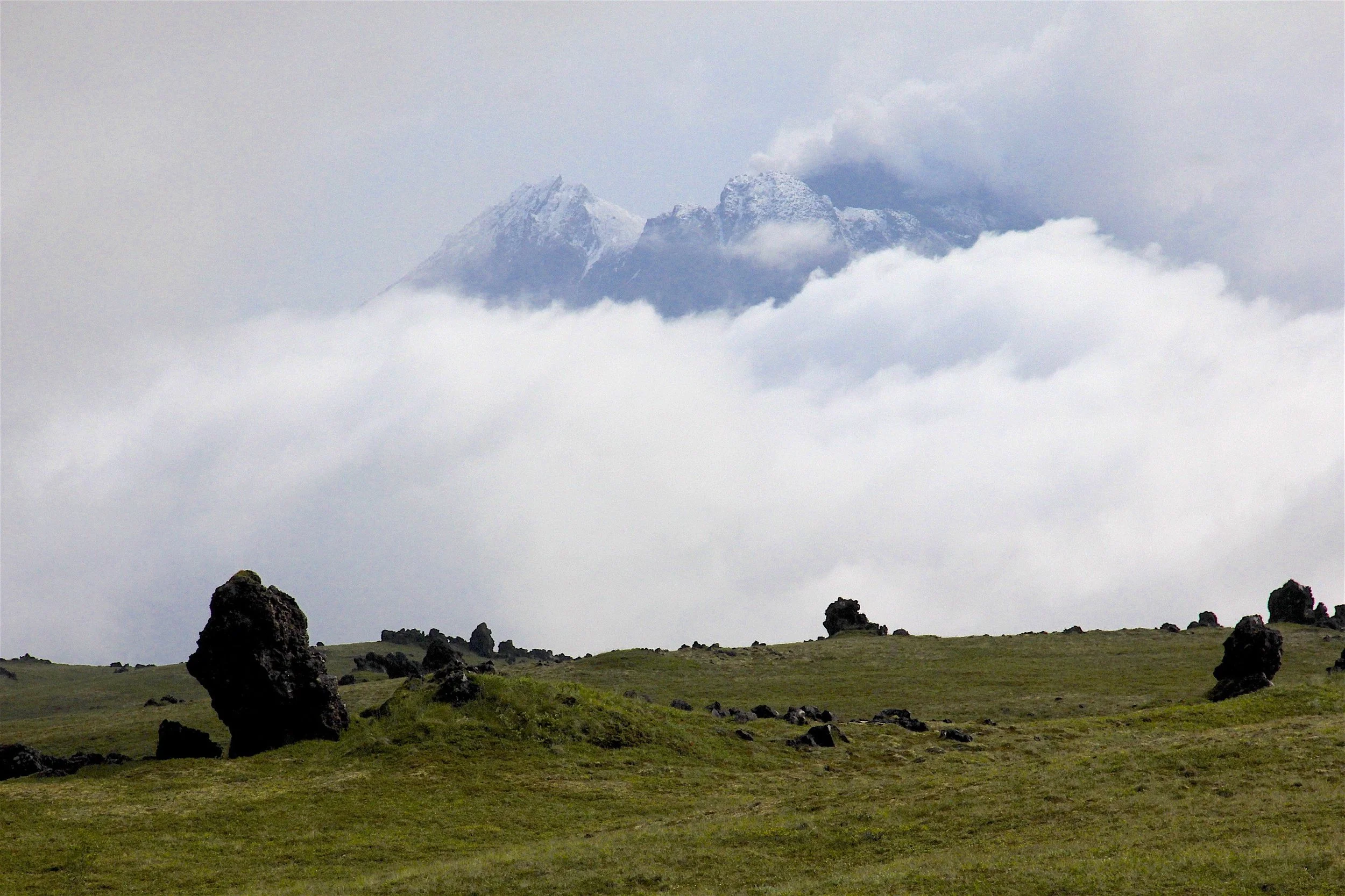 Bezimienny Volcano in the distance