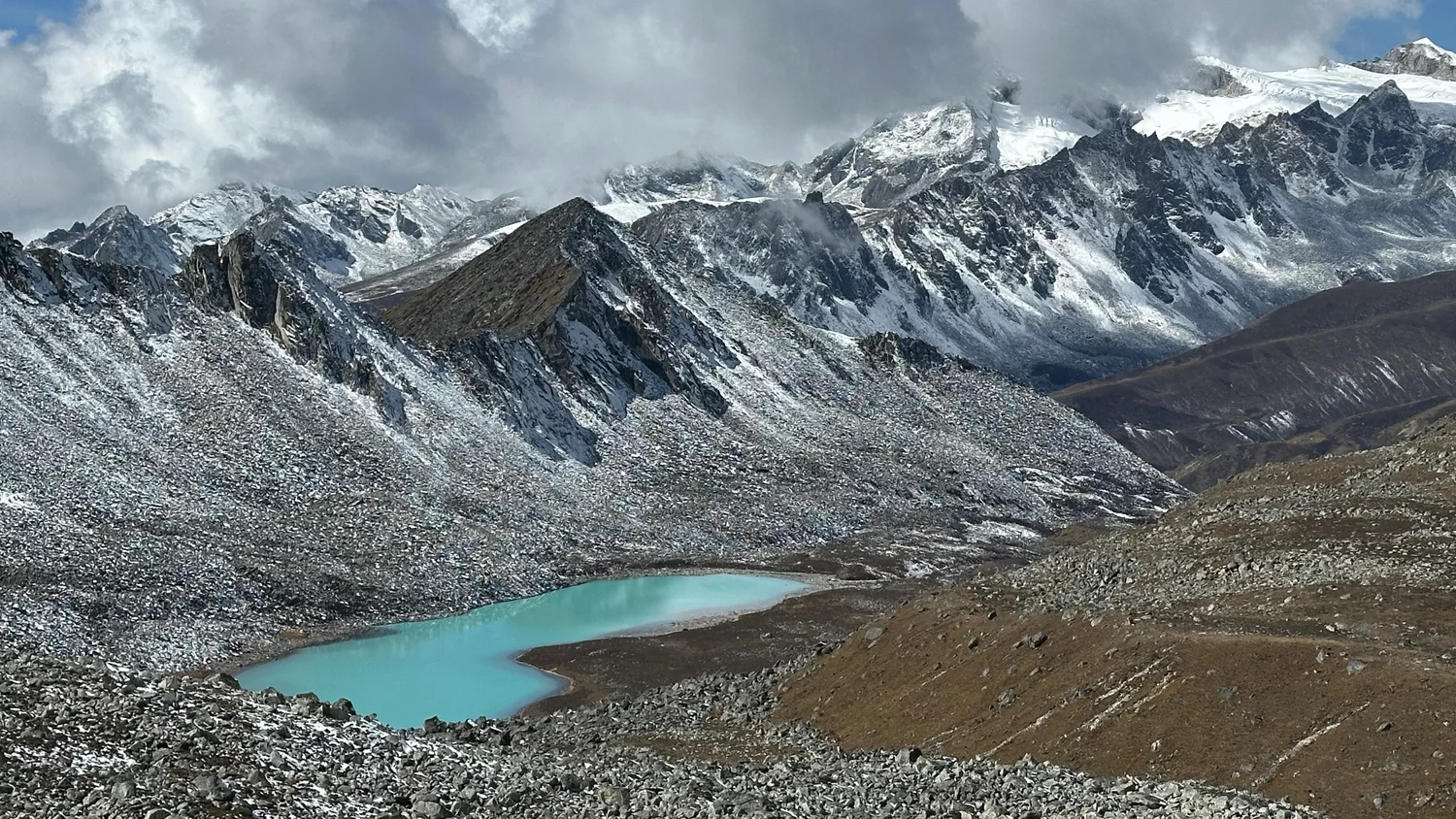 Snowfields and peaks on Snowman Trek