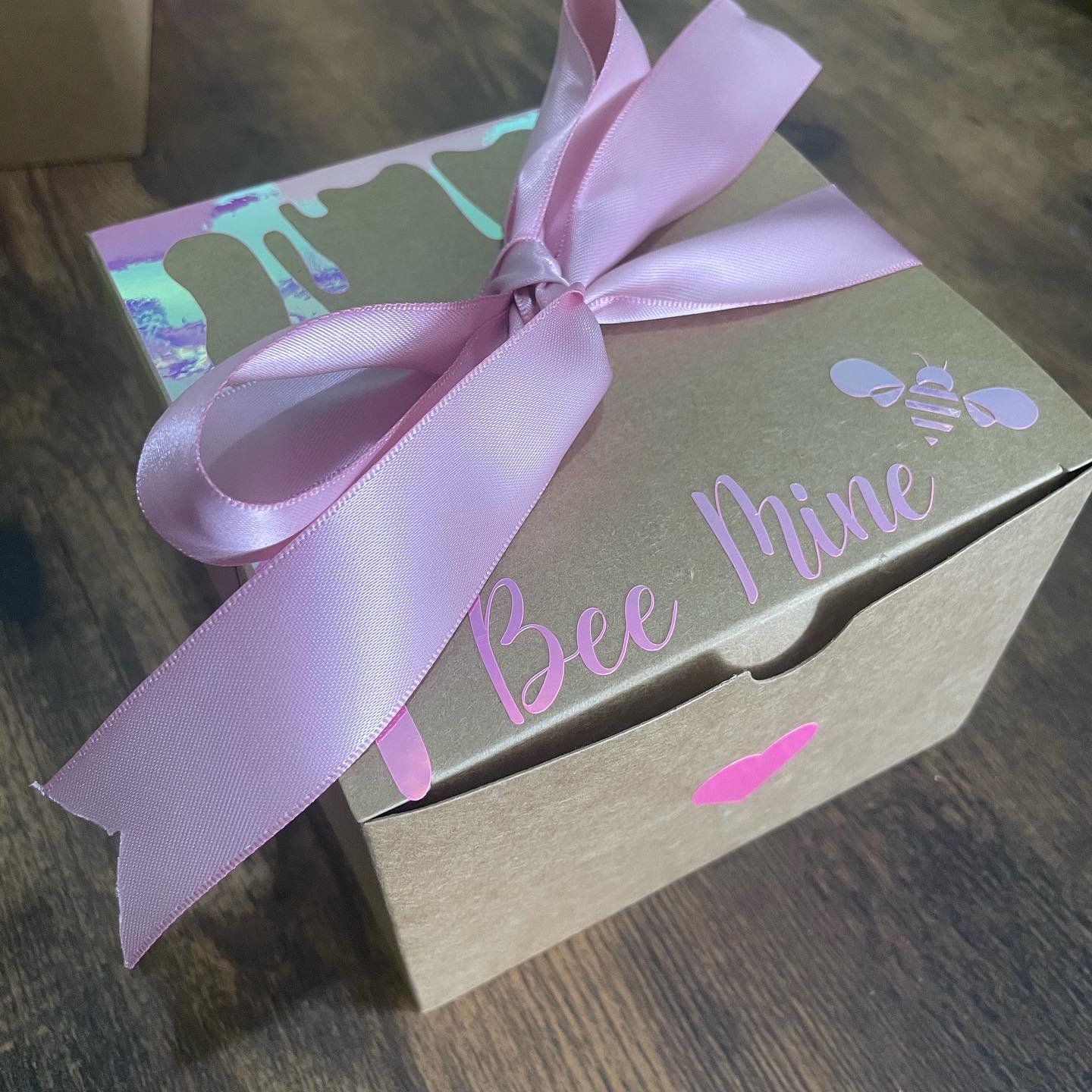 How adorable!? &ldquo;Bee Mine&rdquo; gift boxes available for your special person!! 

#gifts #valentinesday #giftsforher #giftsforhim #bee #honeybee #valentinespecial #love #loveislove #pink #holographicpink #customgifts #surprise #beemine