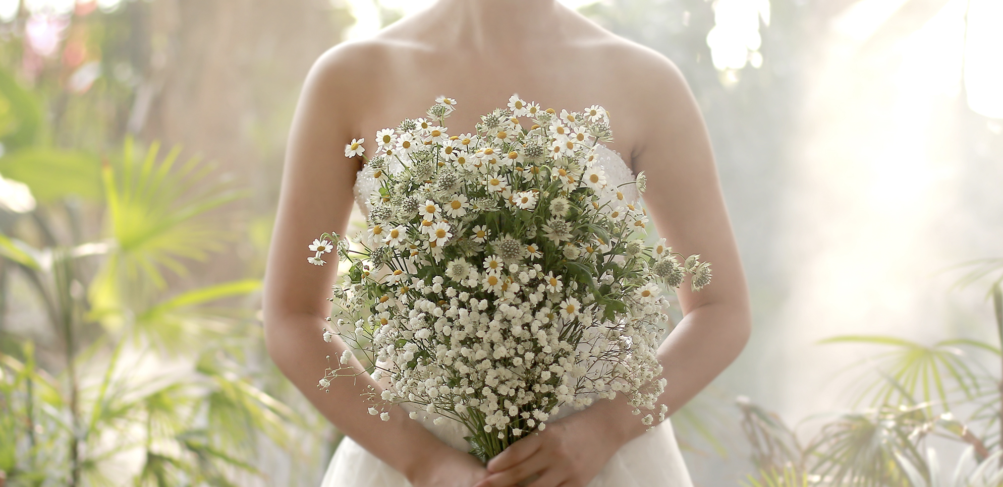 wedding huts bride holding hand-tied bridal bouquet