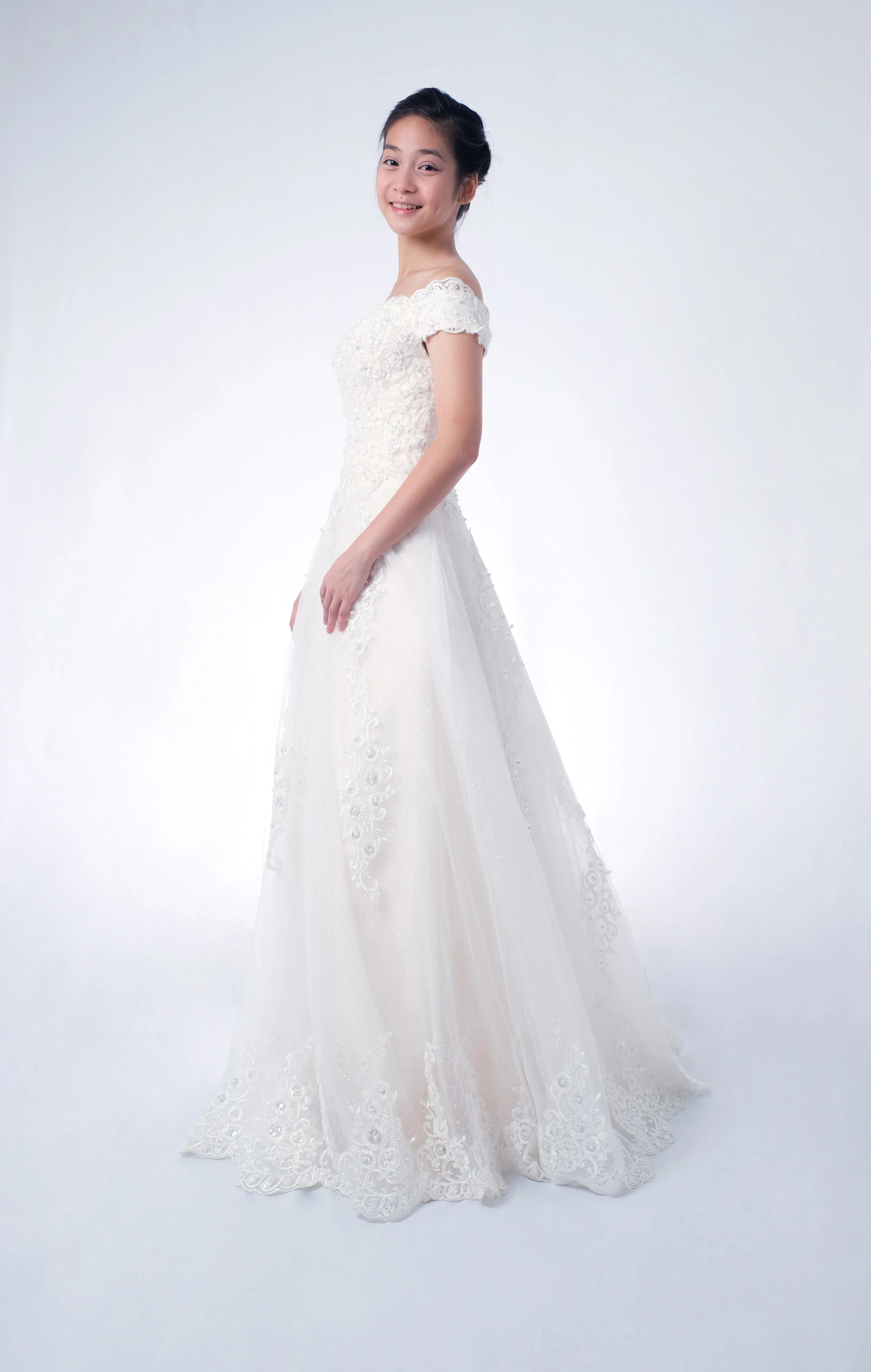 bride in A line off shoulder wedding trumpet bridal gown