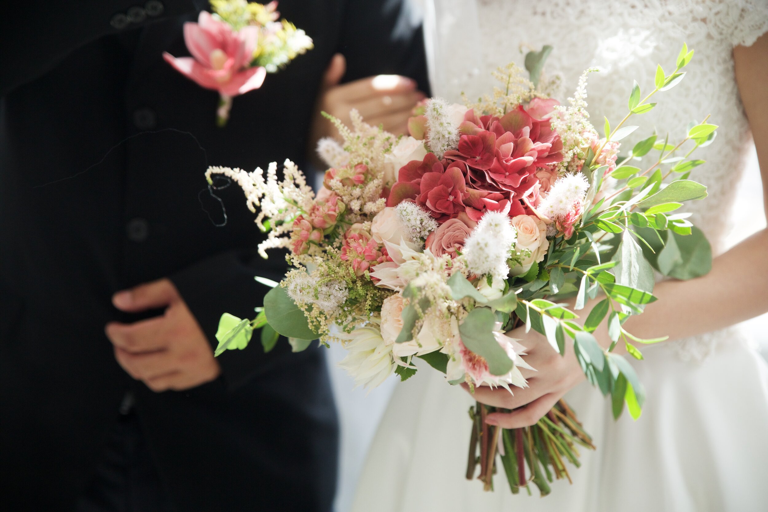 wedding huts bride holding dusty pink hydrangea bridal bouquet