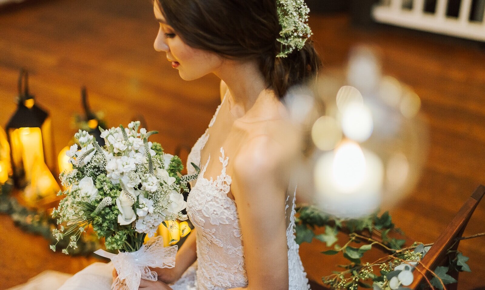  Wedding Huts white bridal bouquet under fairy light 