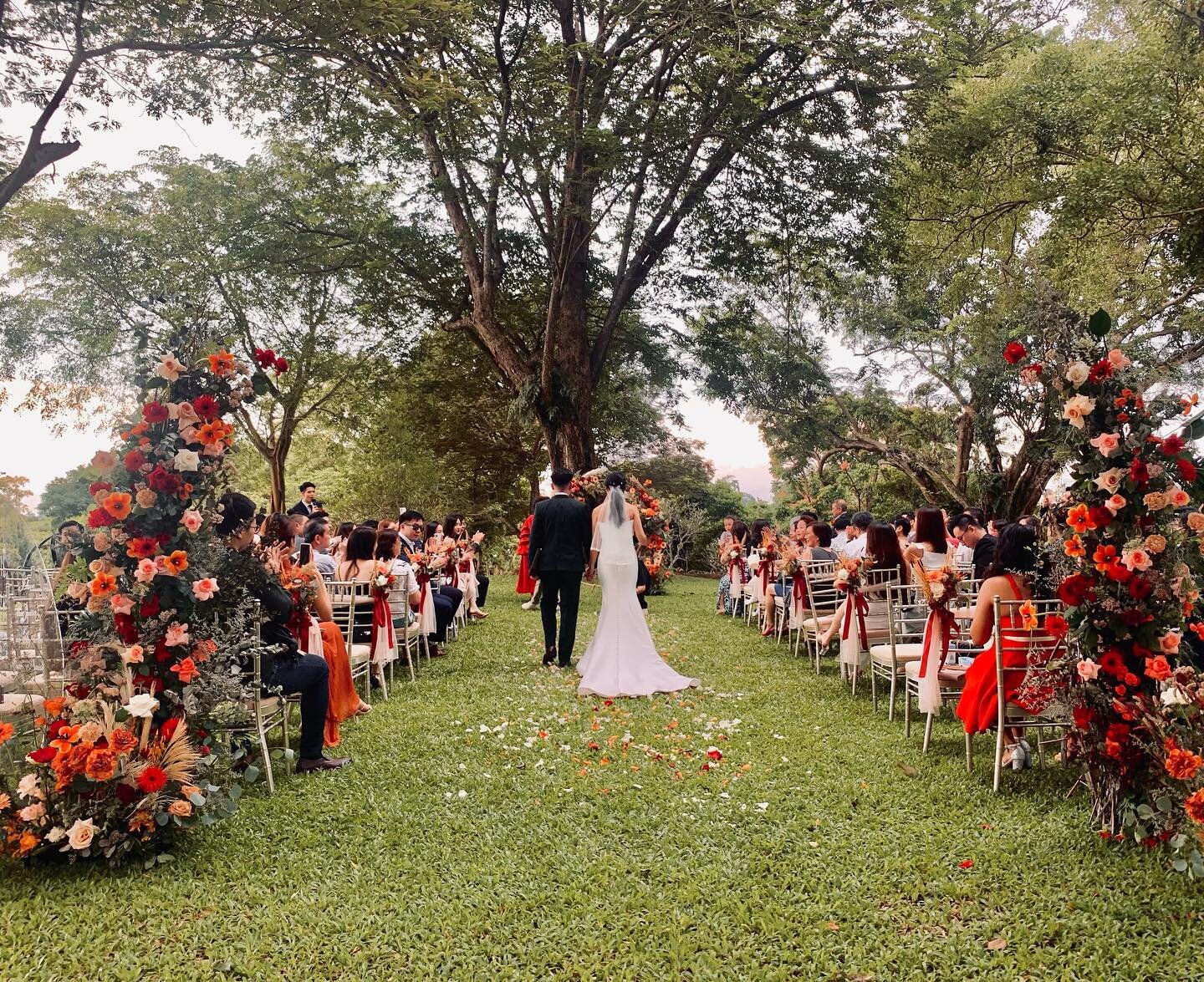 &bull; Warren &amp; HongYee &bull; 

Looking for autumn wedding colours with some serious impact? Styled with lush greenery, colorful florals, quotes acrylic and pleated pedestal to match. This stunning garden wedding has officially captured our hear