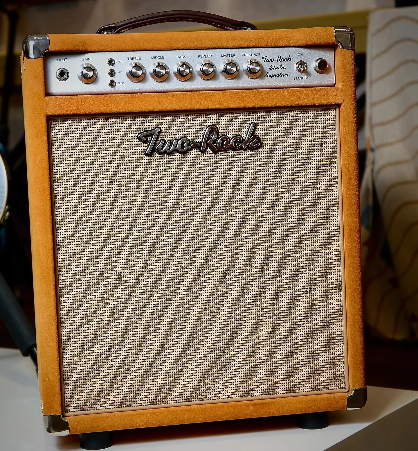 現貨優惠 - Enhance Your Sound with the Two-Rock Studio Signature Combo - Discover the Two-Rock Studio Signature Combo, designed for musicians seeking superior tone. Featuring a powerful 35-watt output, dual 6L6 power tubes, and triple 12AX7 preamp tubes,