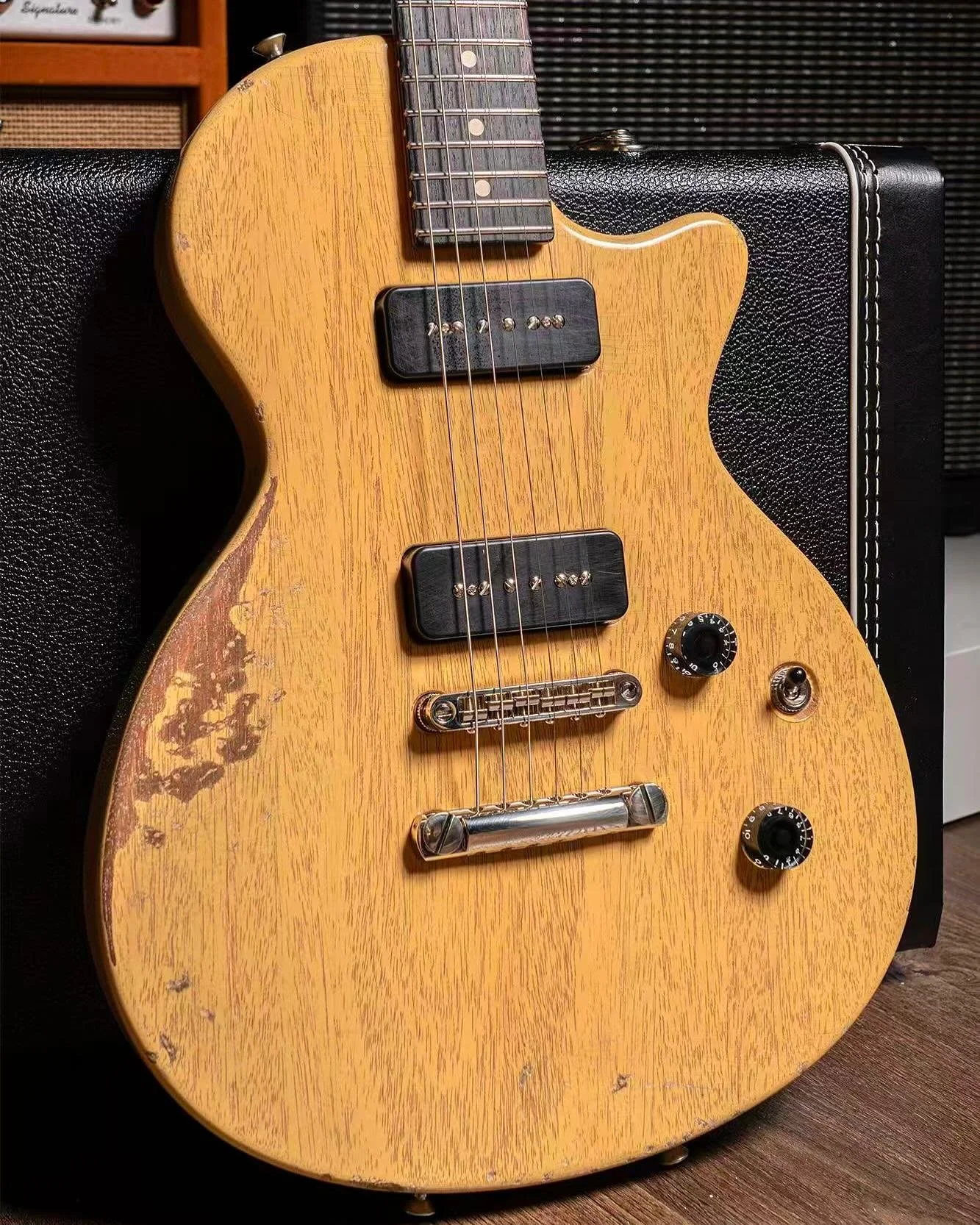 Now at Guitarsofa Shop Hong Kong - Discover the Tom Anderson Bobcat Special in stunning TV Yellow In-Distress Level 3 finish. This extraordinary guitar offers superb playability and a robust midrange punch. Crafted from smooth all-mahogany, it promis