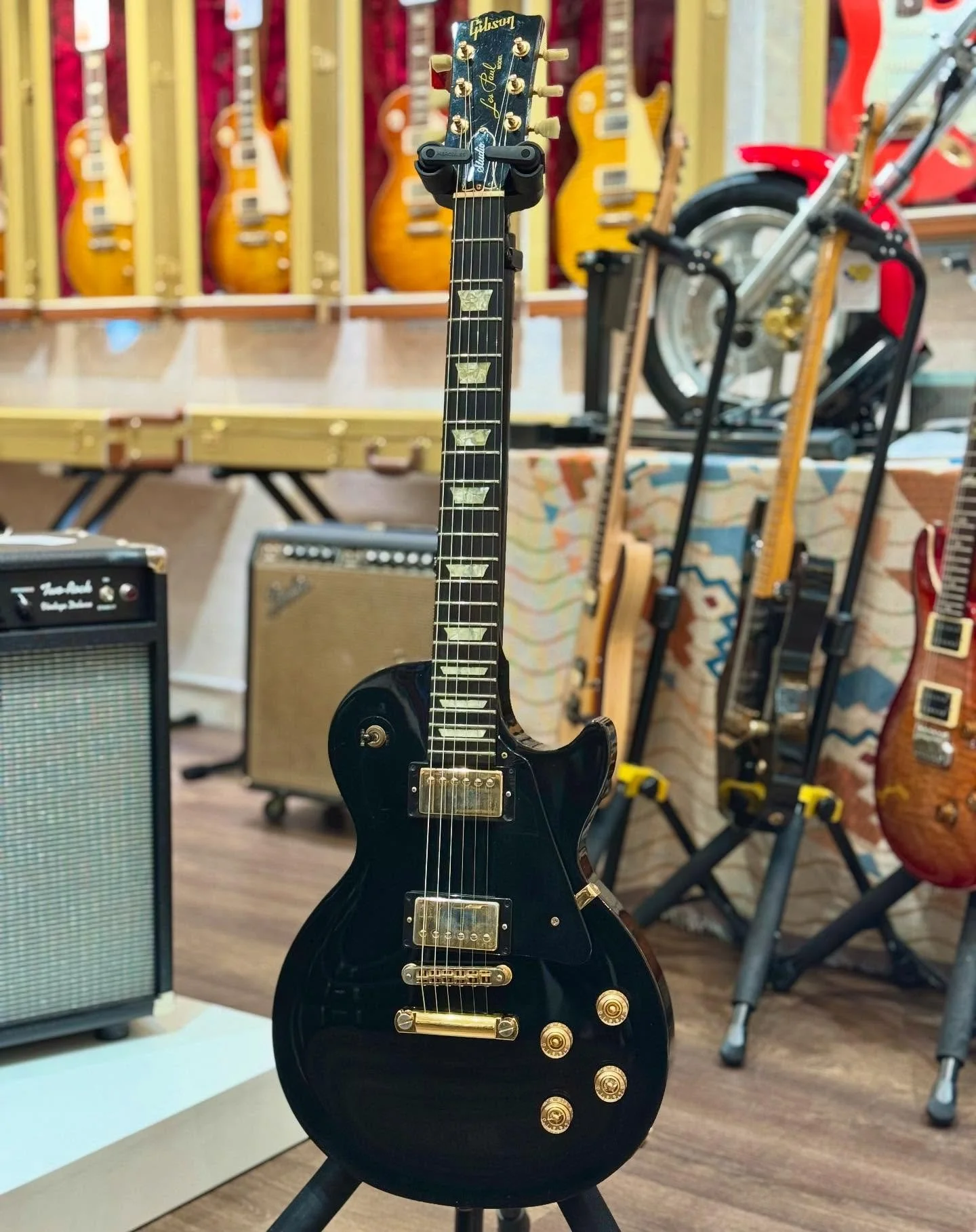 「 #ShopDaily本日精選 」 :想用最親民的價格去擁有一支洪都拉斯(Honduran Mahogany) Body 的 Gibson Les Paul ? ! 
 
Here is a super-cool 1996 Gibson Les Paul Studio! It features Honduran Mahogany body, gold hardware and an ebony fretboard with trapezoid inlays.Available now at w