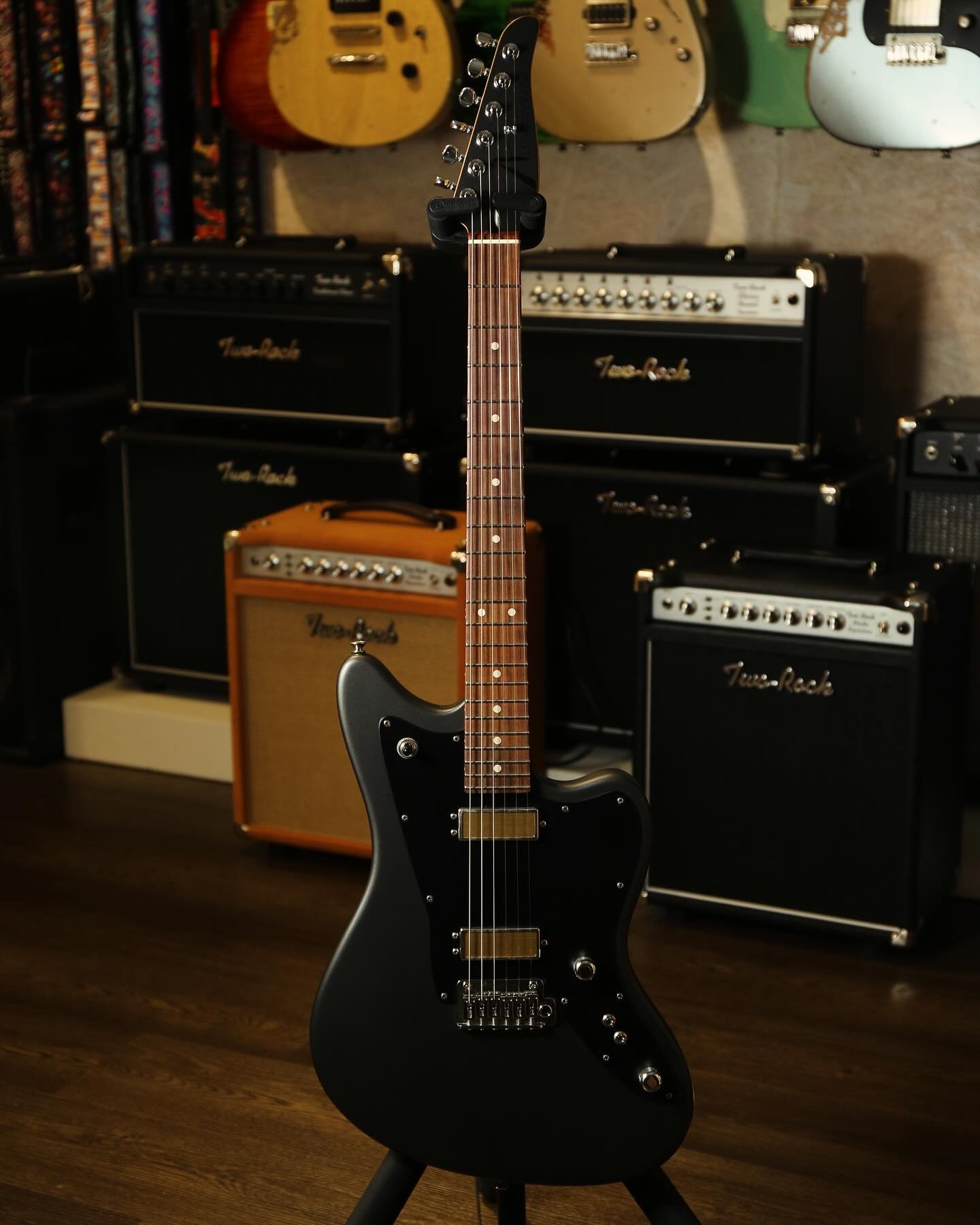 Now available: Tom Anderson Raven Classic Shorty in Satin Metallic Charcoal. Caramel maple/rosewood neck, Even-Taper profile, stainless frets. MC pickups + dual mini-cuts. Super comfy, wildly versatile.
@andersonguitarworks 
#tomandersonguitars #to