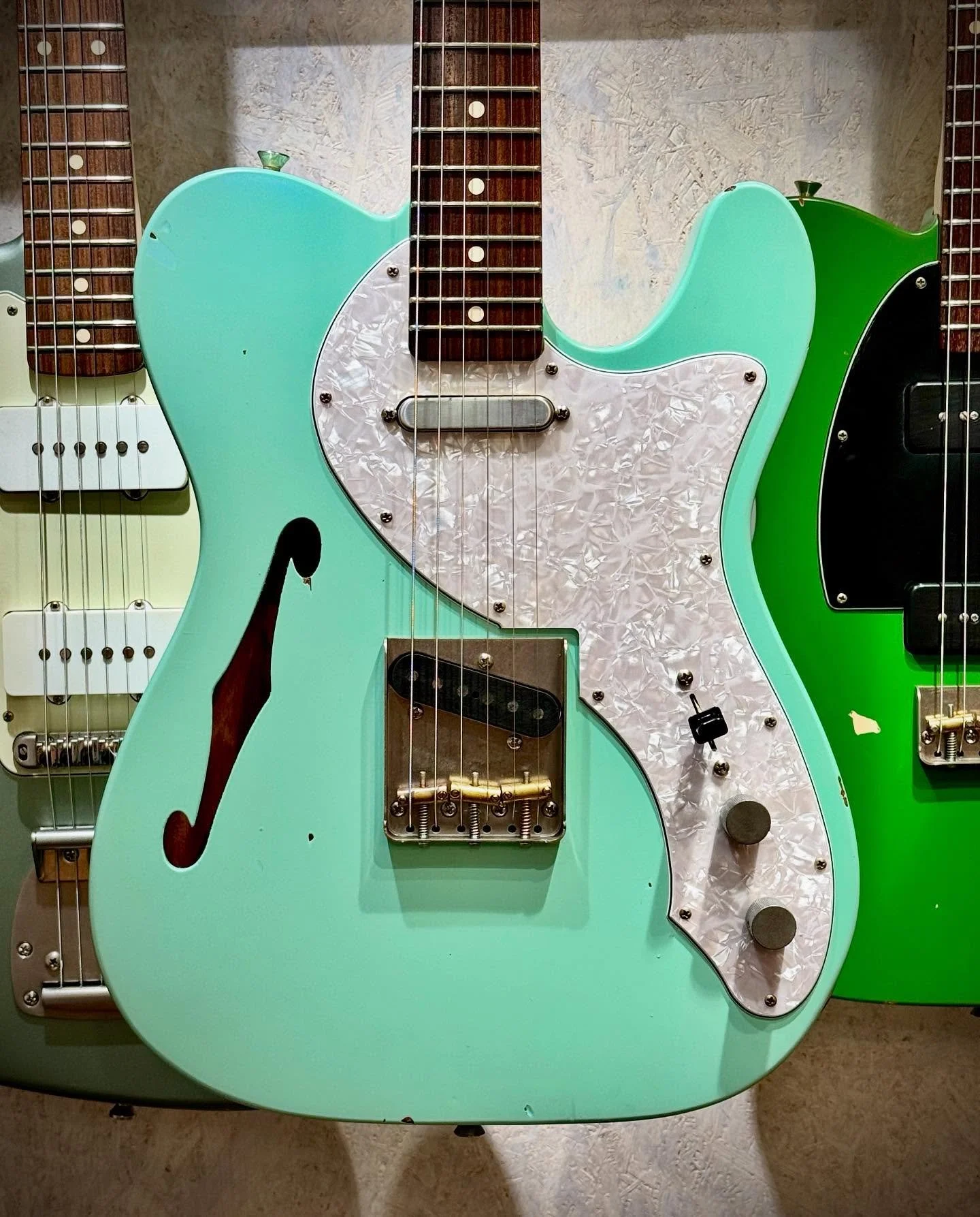 #guitarsofashopdaily 喜歡使用Telecaster的朋友請注意!半空心設計 Nashguitars Thin-Line Tele系列 :T-69TL Surf Green 🏄🏄🏄 
@nashguitars_official 
#nashguitars #telethinline #surfgreen #guitar #hkguitarshop #guitarsofa #hkguitarist #香港 #結他店