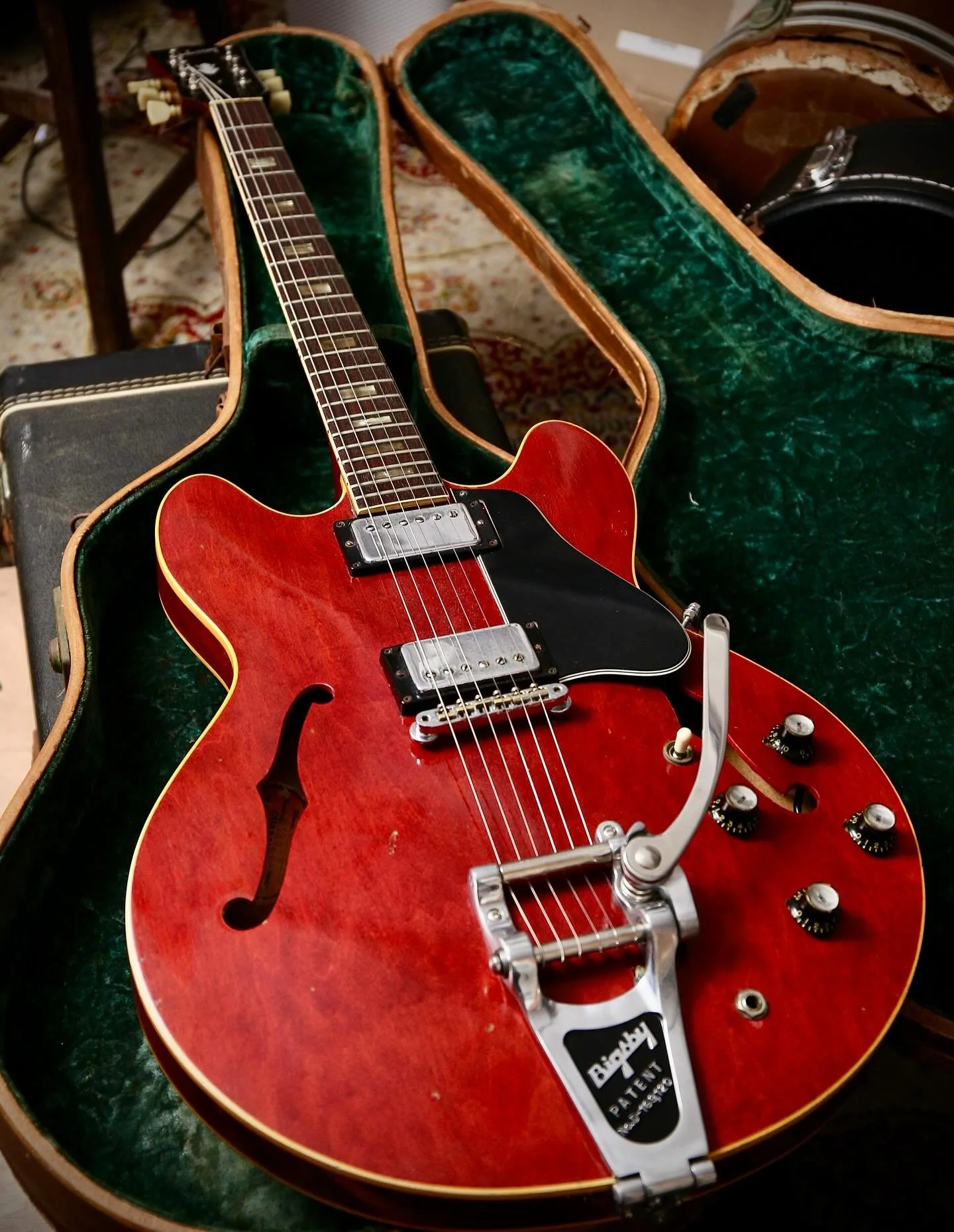 #gibsunday Gibson Electric Spanish Guitar 代號「ES」 的ES-335自1958年問世以來,憑借其卓越的多功能性和豐富的音色範圍,已成為傳奇經典之作。該款吉他採用楓木/楊木/楓木的夾板琴身設計,帶出音色既富有層次感又能有效減少反饋噪音,深受各類音樂風格演奏者的喜愛,從爵士到搖滾均游刃有餘。
如果您的收藏中缺少一把經典元年Gibson ES-335,這款鮮艷櫻桃紅色的60年代中期型號可能是完美的選擇 - 1966年早期的ES-335 TDC具有卓越的演奏