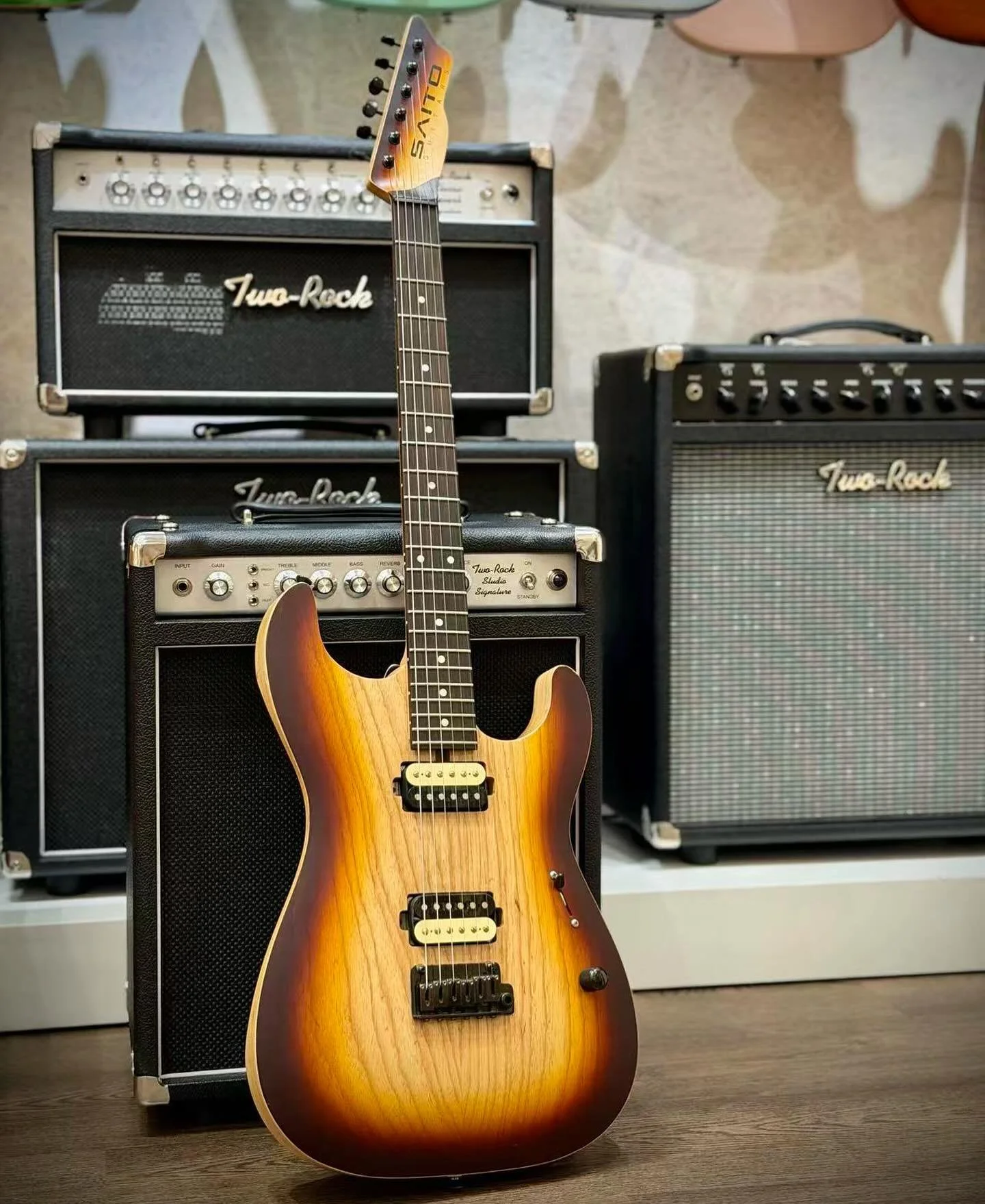 #guitarsofashopdaily Preowned Saito S-622 Custom Honey Toast w/Lollar Imperial Pickup
Saito Guitars是知名的日本手工電結他品牌,因品牌造工及高性價比一直深受用家歡迎。這支S-622 Custom是特別訂製挑選超輕Ash琴體及深色高密度的玫瑰木指板;而且用家更在後期在本店升級了Lollar Imperial拾音器,進一步提升了結他的音色的同時兼具方便實用的單線圈切換功能;喜歡客製化品質的朋友不要錯過