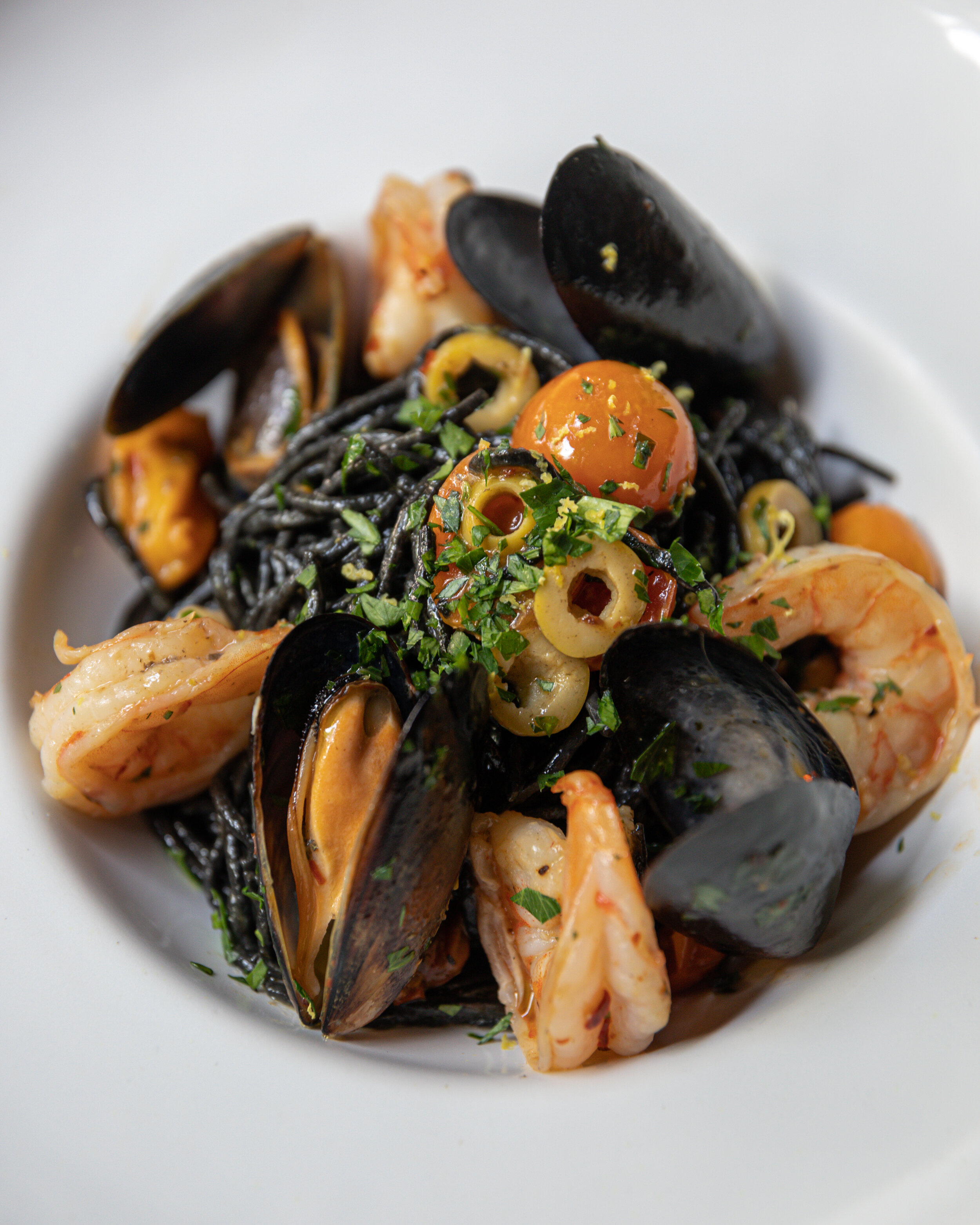 Taglialini nero al fruti di mare.jpg