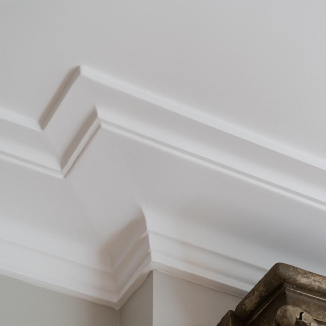 It&rsquo;s all in the detail. A decorative cornice offers a stylish finish, setting the tone of a room.
&bull;
&bull;
&bull;
#decorativecornice #cornice #ceilingdetail #ceilingideas #ceiling #plasteringideas #reno #carpentry #residental #renovation #