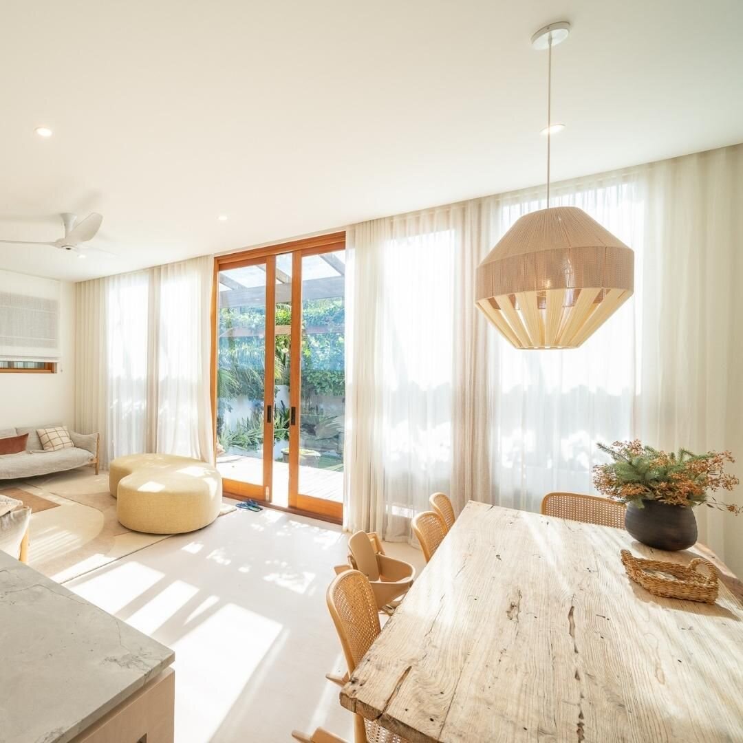 Timber finishes complement the natural tones, bringing peace &amp; tranquillity to this space. Dreamy!
&bull;
&bull;
&bull;
#livingroom #reno #carpentry #residental #renovation #construction #sydneyrenovation #sydneybuildingdesign #sydneybuilder #bui