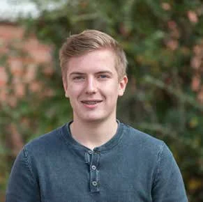  „Dass von Anfang an schulische und betriebliche Ausbildung Hand in Hand gehen, ist eine der großen Stärken unserer Schule.“   Nico Hempfling, Abschlussjahr 2019  