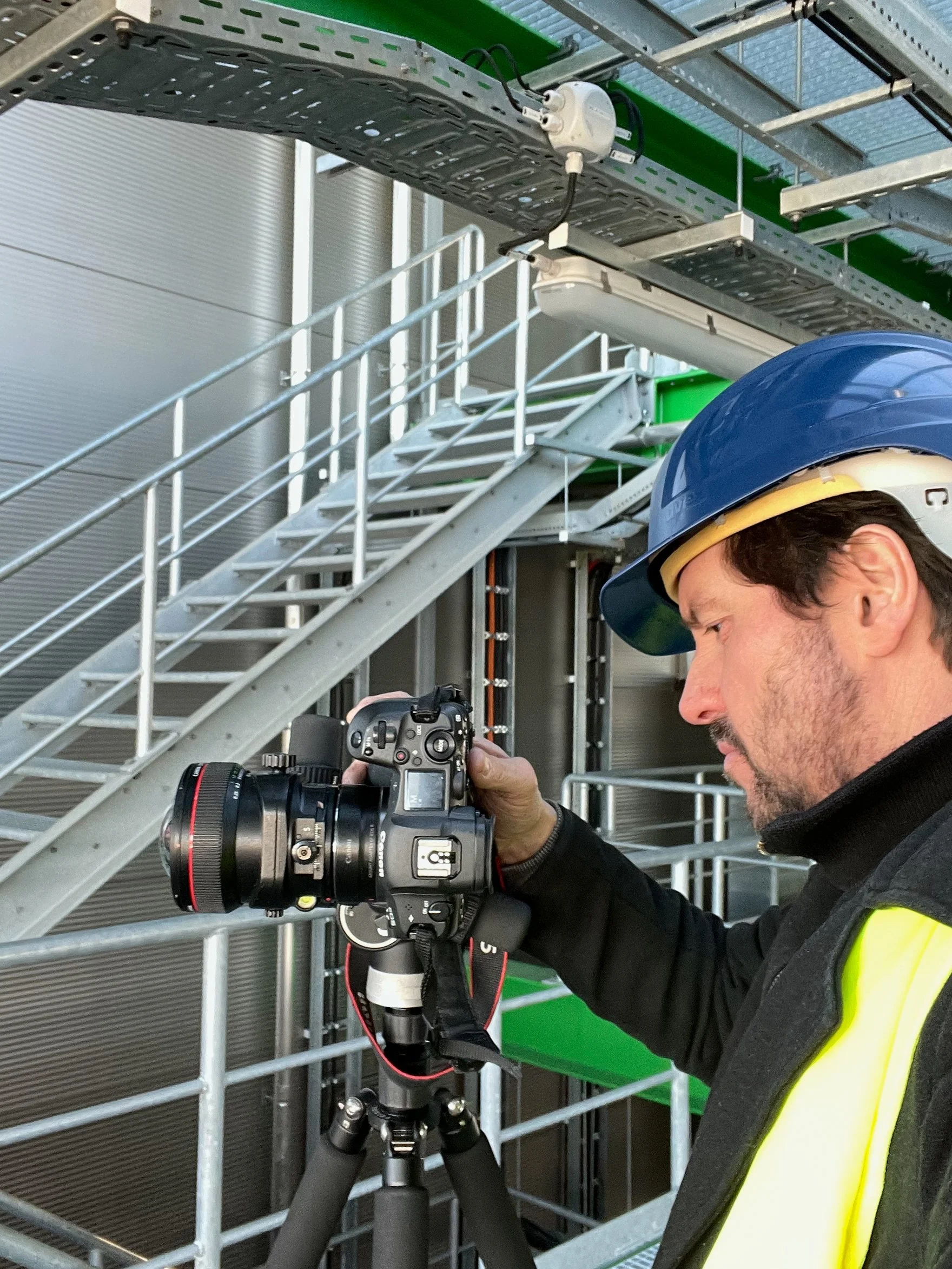 Kritischer Blick beim Architekturshooting des Google Server Parks für NDC Garbe in Hanau