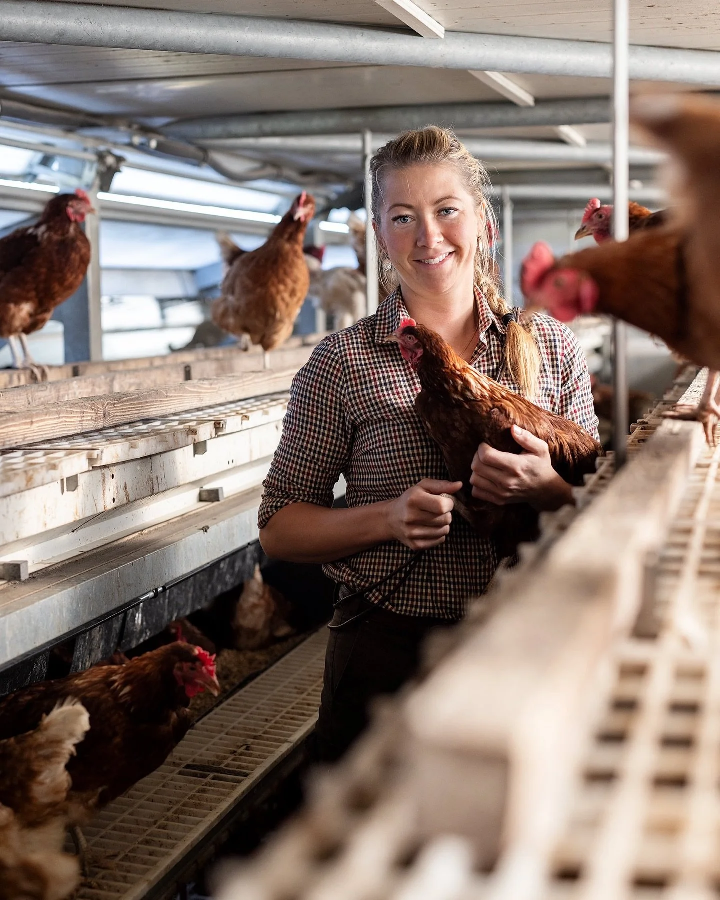Landwirtin Theresa Co&szlig;mann vom @stautenhof fotografiert f&uuml;r die &bdquo;Wertvoll NRW&ldquo; Kampagne der @verbraucherzentrale.nrw