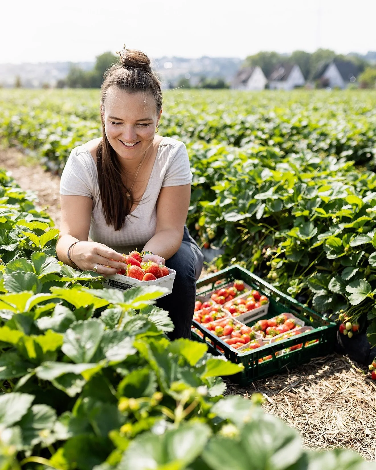 Landwirtin Charlotte Otte vom @obsthofotte fotografiert f&uuml;r die &bdquo;Wertvoll NRW&ldquo; Kampagne der @verbraucherzentrale.nrw
