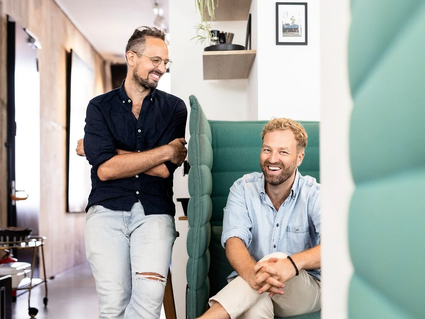 Die beiden K&ouml;pfe hinter @render.studios Juan Cequera und Maxim Tolk. Fotografiert in ihren B&uuml;ror&auml;umen im @wertheimcologne