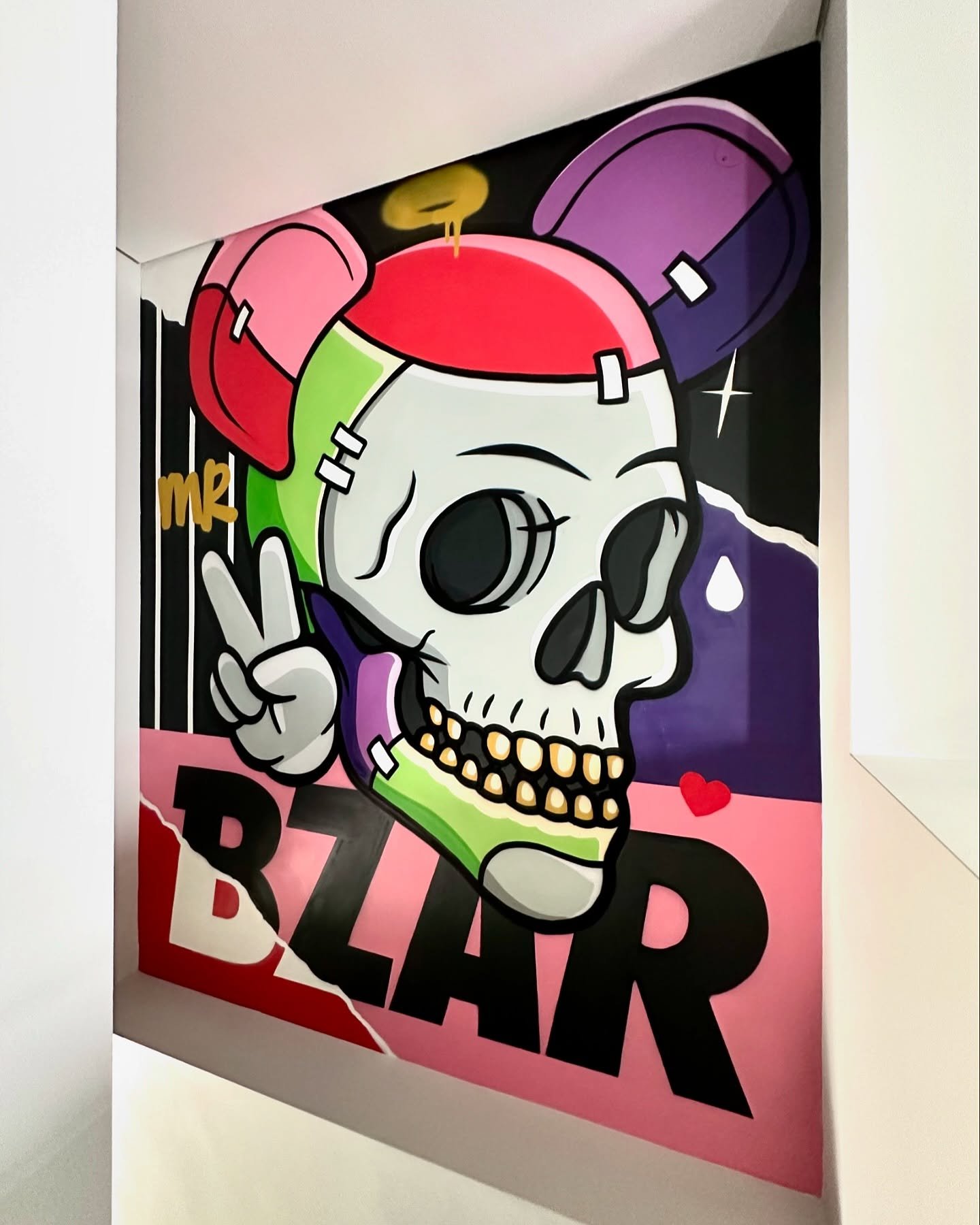 Private piece painted in a Sea Point residence ⚡️⚡️
Really vibing this simpler style 🔥👌🏼

.
.
.
#capetown #graffiti #mural #artist #graff #skull #mrbzar #timelapse #bearbrick