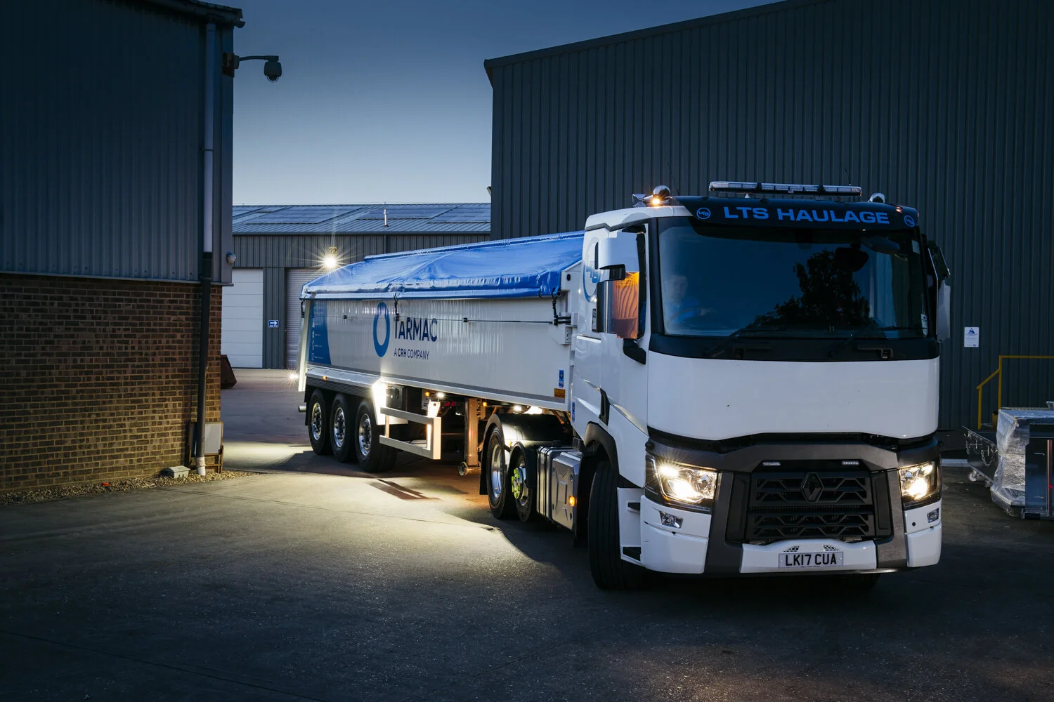 Truck-and-trailer-with-safety-lighting