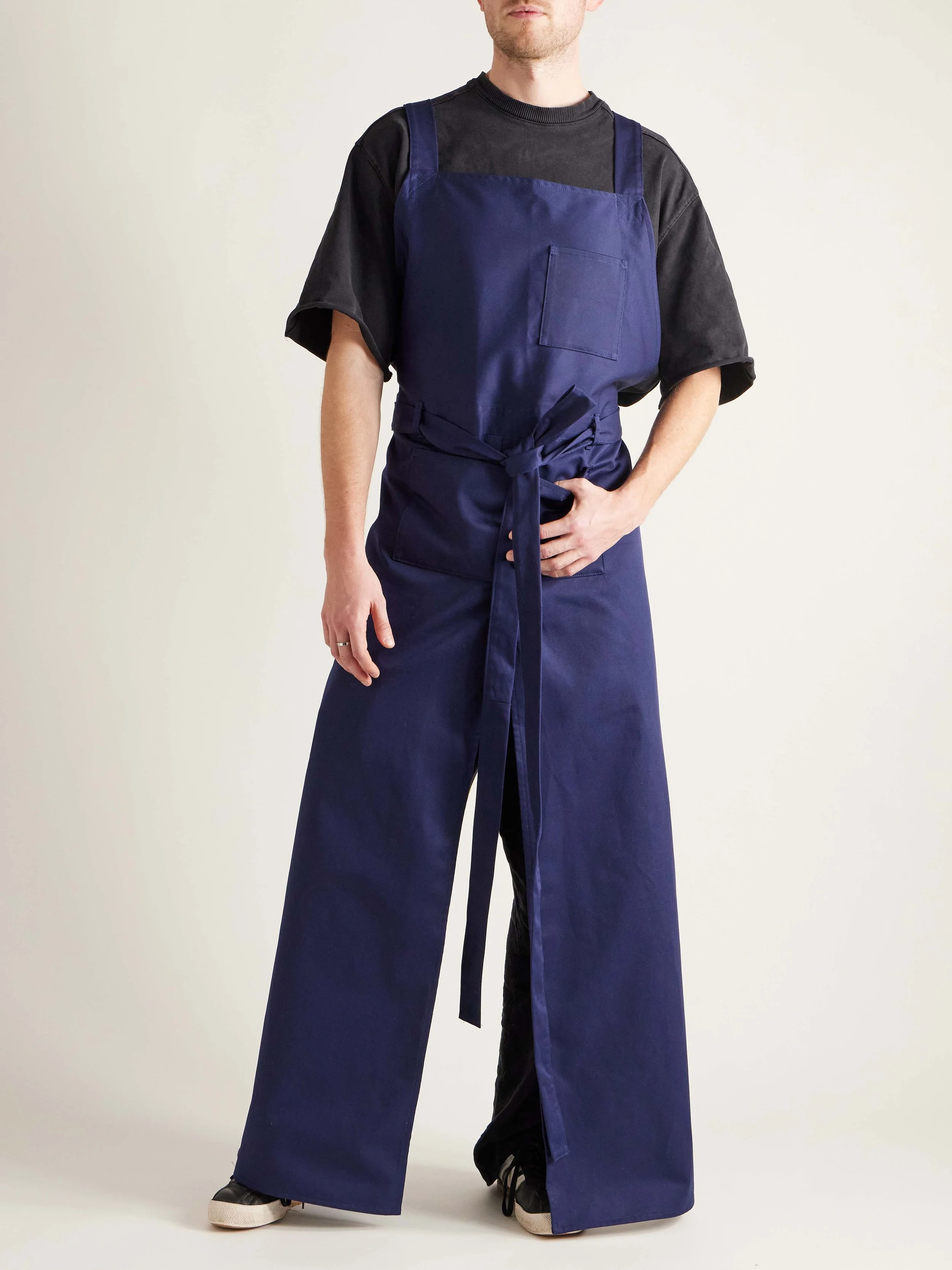 NAVY APRON front.jpg