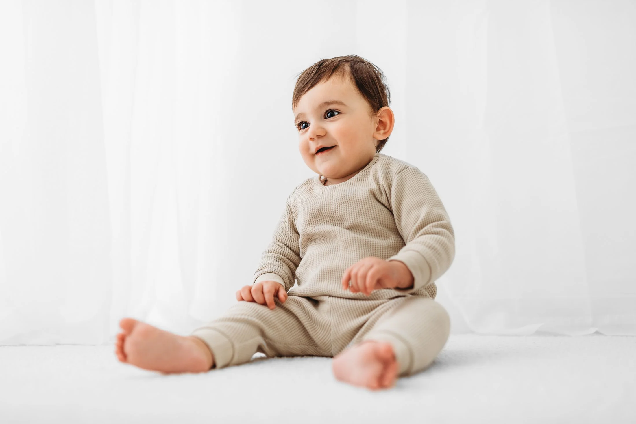 natural baby photographer wokingham baby sitting relaxed studio session